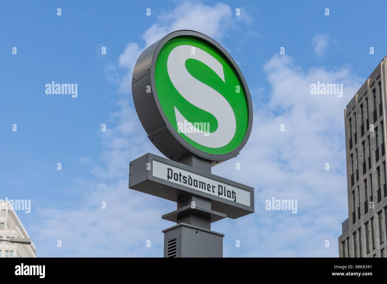 Signe 'S' vert et blanc pour S-Bahn à Potsdamer Platz contre un ciel bleu avec des nuages à Berlin. Banque D'Images