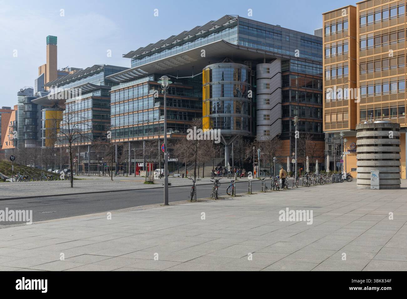 L'architecture moderne et le paysage urbain de la Potsdamer Platz à Berlin, avec des bâtiments contemporains et une place spacieuse. Banque D'Images