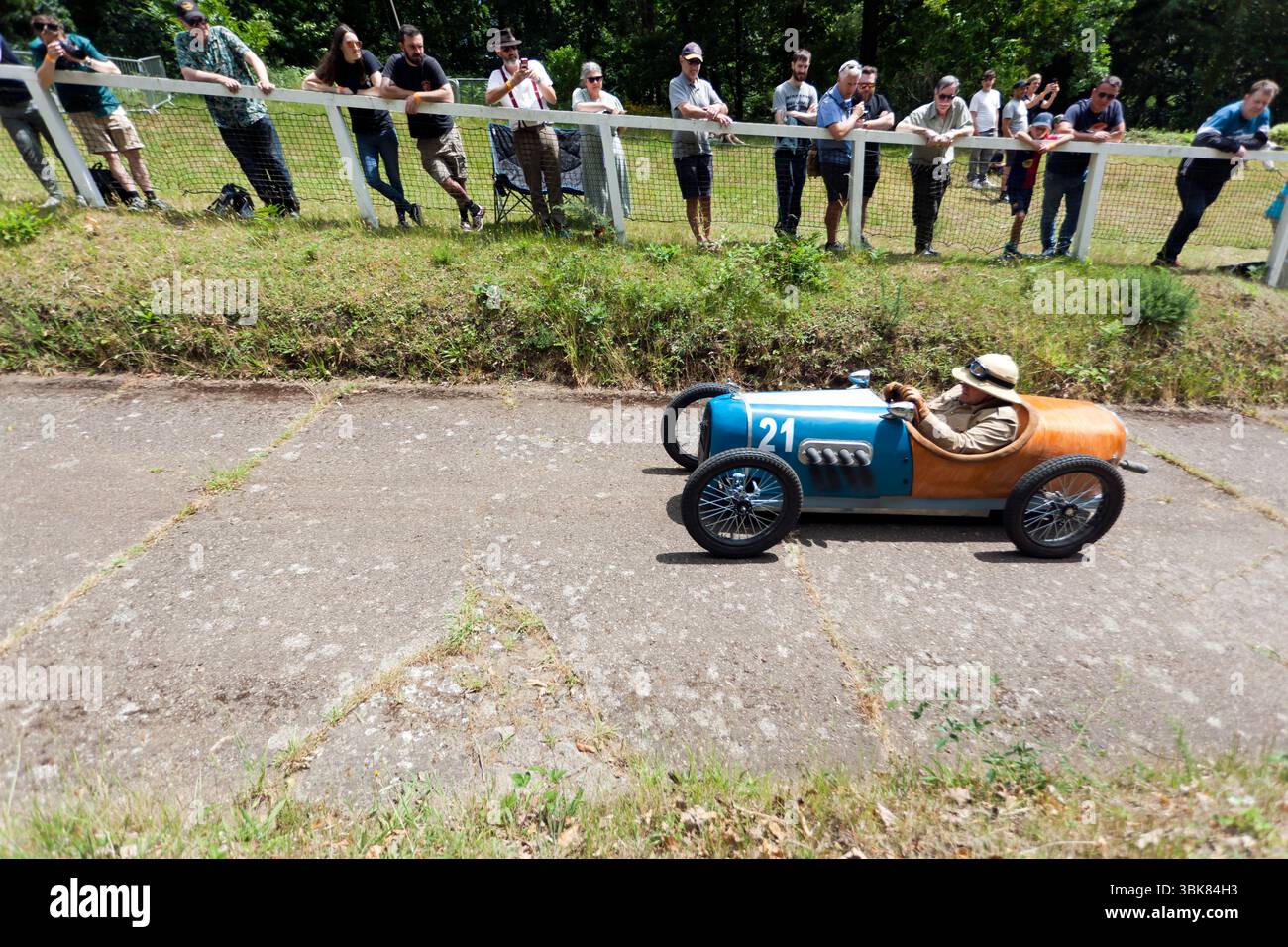 CycleKart basé sur un avant-guerre, Austin, prenant sur la colline de test, lors du Brooklands Relivved Festival of Motorsport Weybridge Banque D'Images