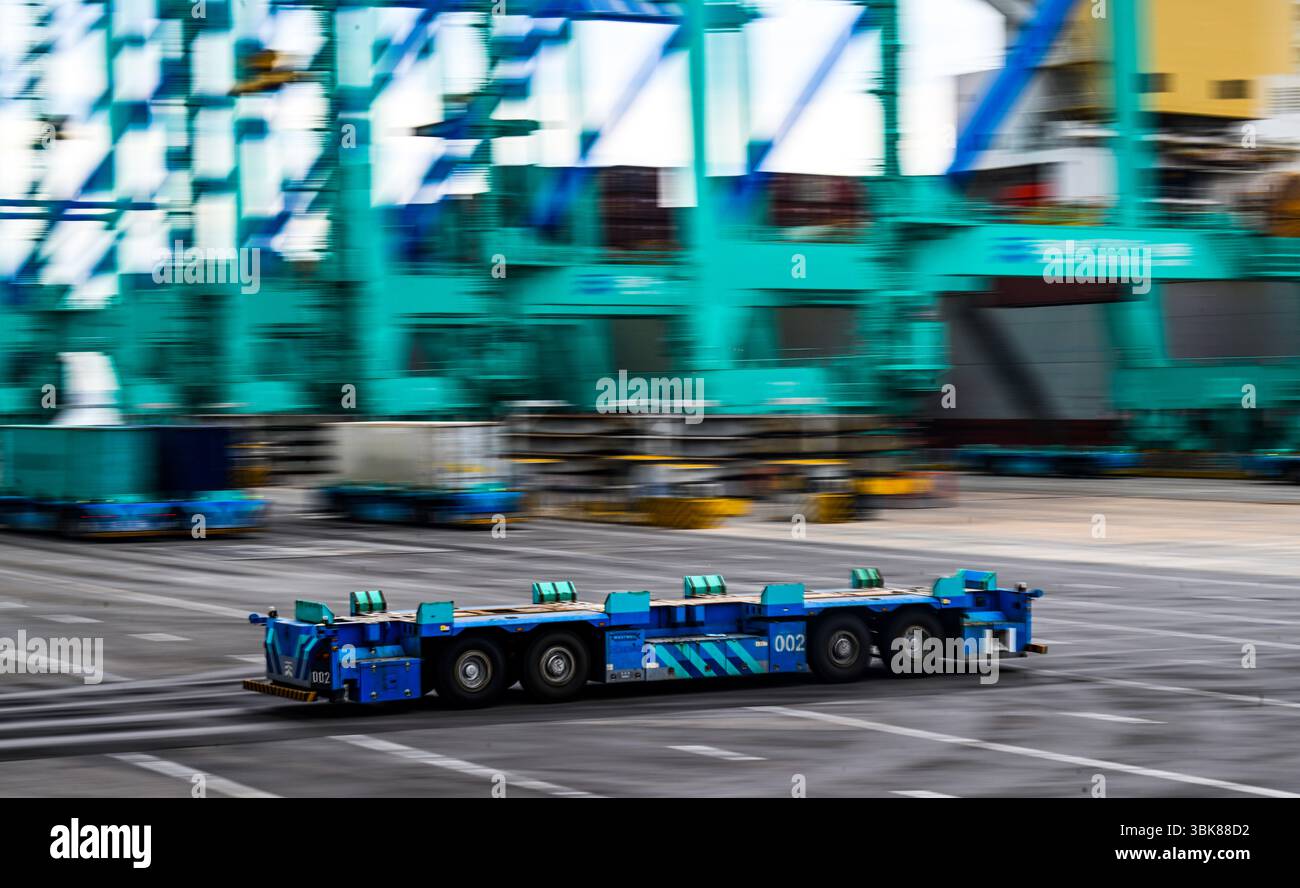 Tianjin. 19 juin 2025. Un robot de transport intelligent se déplace à un terminal à conteneurs du port de Tianjin dans le nord de la Chine, Tianjin, le 19 juin 2025. Le port de Tianjin a poursuivi l'automatisation complète des processus ces dernières années dans un effort pour construire un port hub intelligent et vert. À l'heure actuelle, le port a réalisé une couverture complète de l'opération intelligente pour ses terminaux de conteneurs et de vrac. Le taux d'automatisation des équipements de grands conteneurs a dépassé 88 %, tandis que l'efficacité moyenne des opérations s'est améliorée de 15 %. Crédit : Zhao Zishuo/Xinhua/Alamy Live News Banque D'Images
