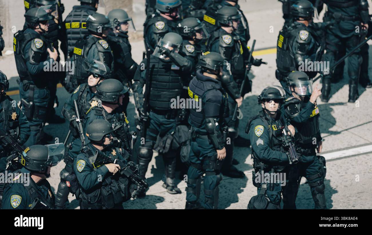 Los Angeles, États-Unis. 08 juin 2025. Des agents des forces de l'ordre en tenue tactique se rassemblent sur l'autoroute 101 lors d'une manifestation anti-GLACE dans le centre-ville de Los Angeles les manifestants bloquent temporairement la circulation exigeant l'abolition de la GLACE et des protections plus larges des droits des immigrants, ce qui entraîne une forte réponse de la police. Crédit : SOPA images Limited/Alamy Live News Banque D'Images