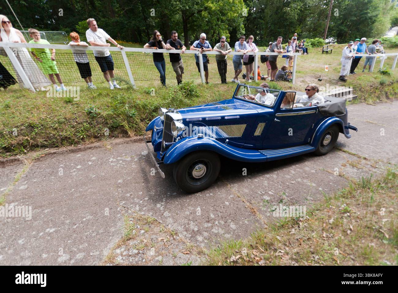 Un Blue, 1935 ans, Brough Superior, alimente le test Hill, pendant le Brooklands Relivved Festival of Motorsport Weybridge Banque D'Images