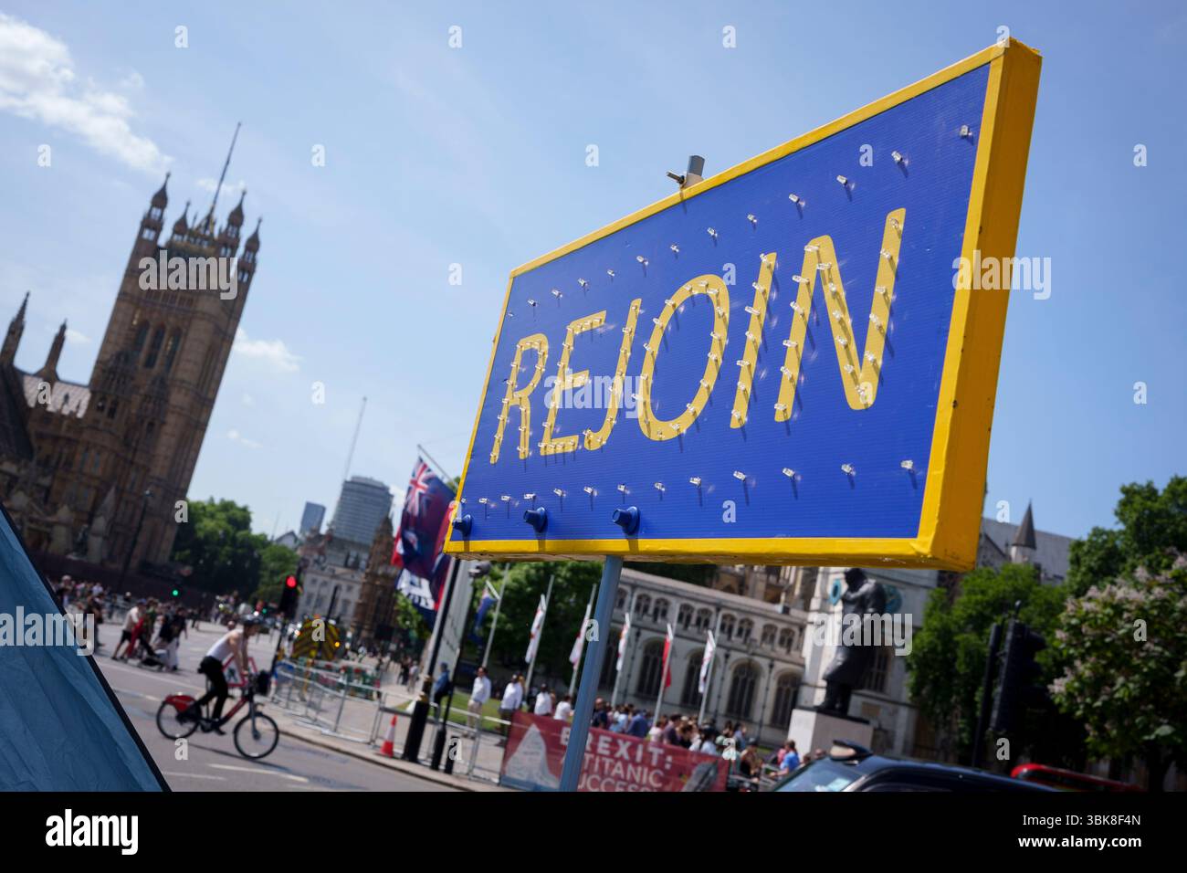 A Rejoignez l'UE signe lors de la manifestation anti-Brexit régulière en face du parlement à la jonction de Parliament Street et Parliament Square à Westminster, le 18 juin 2025, à Westminster, Londres, Angleterre. Banque D'Images