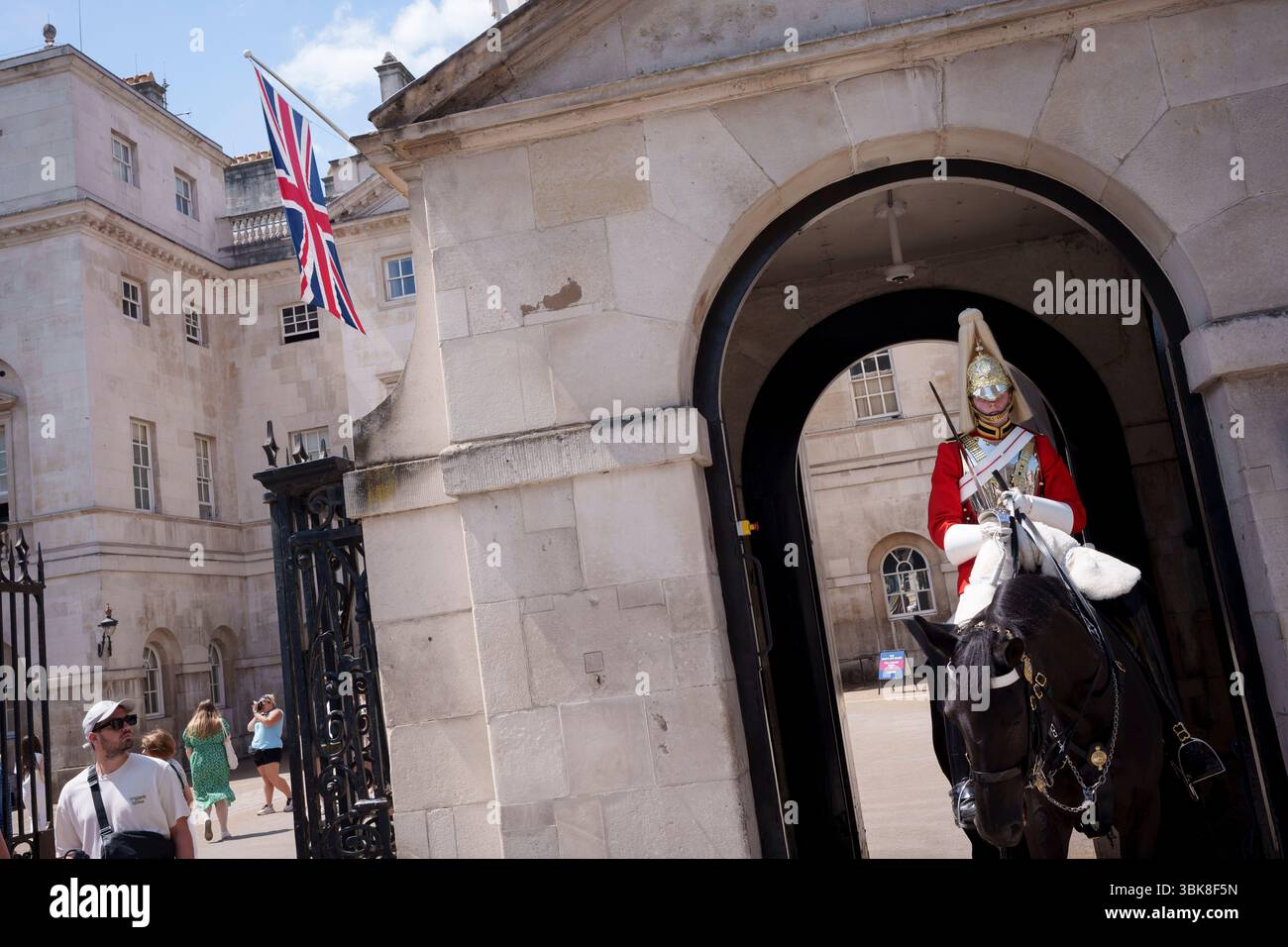 Les visiteurs de la capitale apprécient Horse Guards sur Whitehall, le 18 juin 2025, à Westminster, Londres, Angleterre. Banque D'Images