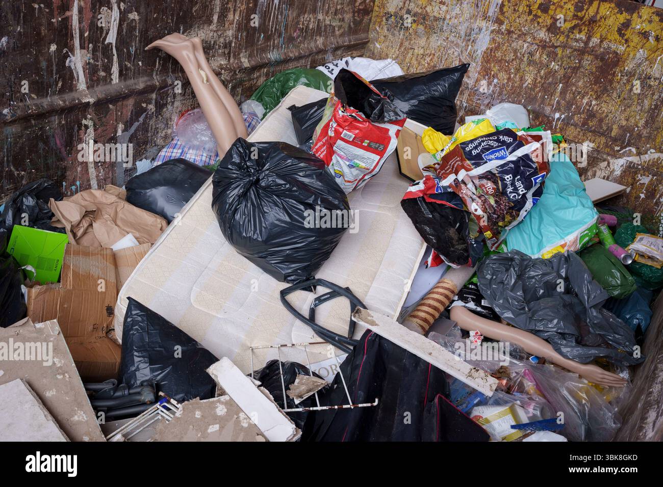 Les jambes et un bras d'un mannequin de vente au détail dépassent d'autres déchets de décharge dans une benne au centre de déchets ménagers et de recyclage de l'arrondissement de Wandsworth sur Smugglers Way, le 17 juin 2025, à Londres, en Angleterre. Les déchets mis en décharge sont l'élimination de déchets qui ne peuvent pas être réutilisés, recyclés ou valorisés, dans ou sur le sol. Banque D'Images