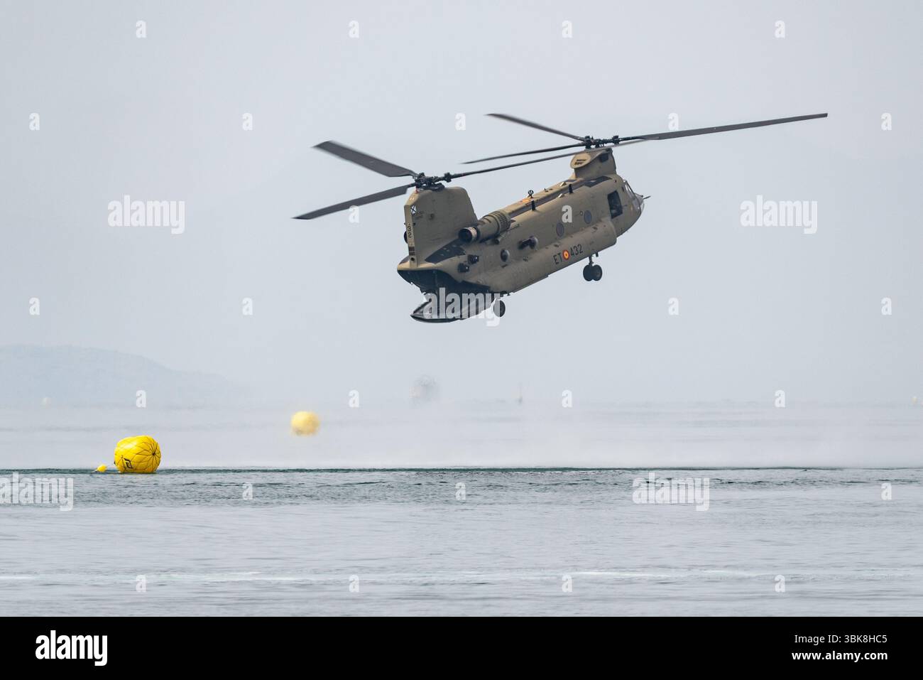L'hélicoptère Boeing CH-47F Chinook de la Force aérienne de l'armée espagnole survolant Mar Menor à basse altitude lors du festival de l'air AIRE25 à San Javier, Murcie, Espagne. Banque D'Images