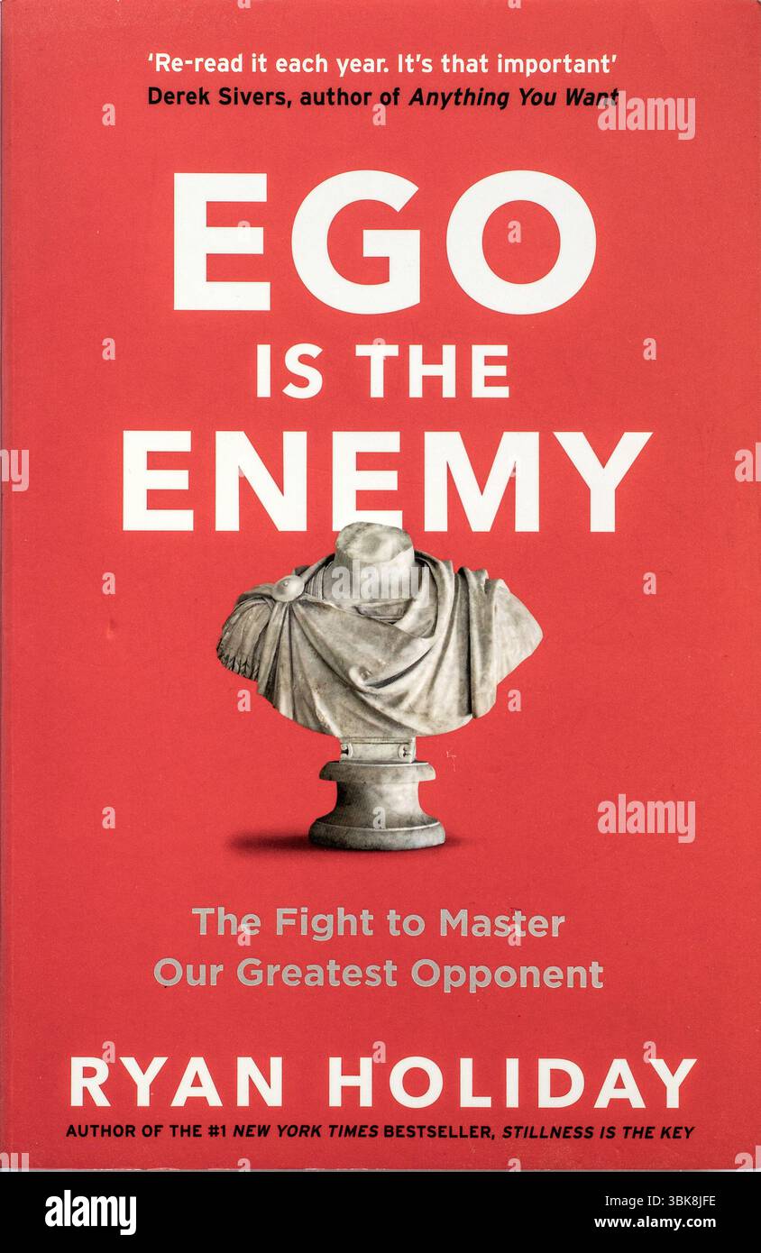 La couverture du livre Ego Is the Enemy (The Fight to Master Our Greatest adversaire) par l'auteur Ryan Holiday. Un livre de poche non fictif. Banque D'Images