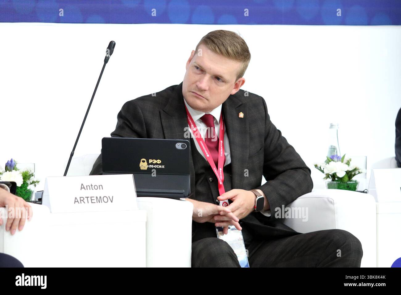 Saint-Pétersbourg, Russie. 18 juin 2025. Anton Artemov, vice-président du gouvernement de la région de Tcheliabinsk lors du Small Business in Cities : dialogue sur le développement mutuel. Rôle, problèmes, et perspectives session du XXVIII Forum économique international de Petersburg à l'Expoforum Convention and Exhibition Center à tous Petersburg. Crédit : SOPA images Limited/Alamy Live News Banque D'Images Saint-Pétersbourg, Russie. 18 juin 2025. Anton Artemov, vice-président du gouvernement de la région de Tcheliabinsk lors du Small Business in Cities : dialogue sur le développement mutuel. Rôle, problèmes, et perspectives session du XXVIII Forum économique international de Petersburg à l'Expoforum Convention and Exhibition Center à tous Petersburg. Crédit : SOPA images Limited/Alamy Live News Banque D'Images