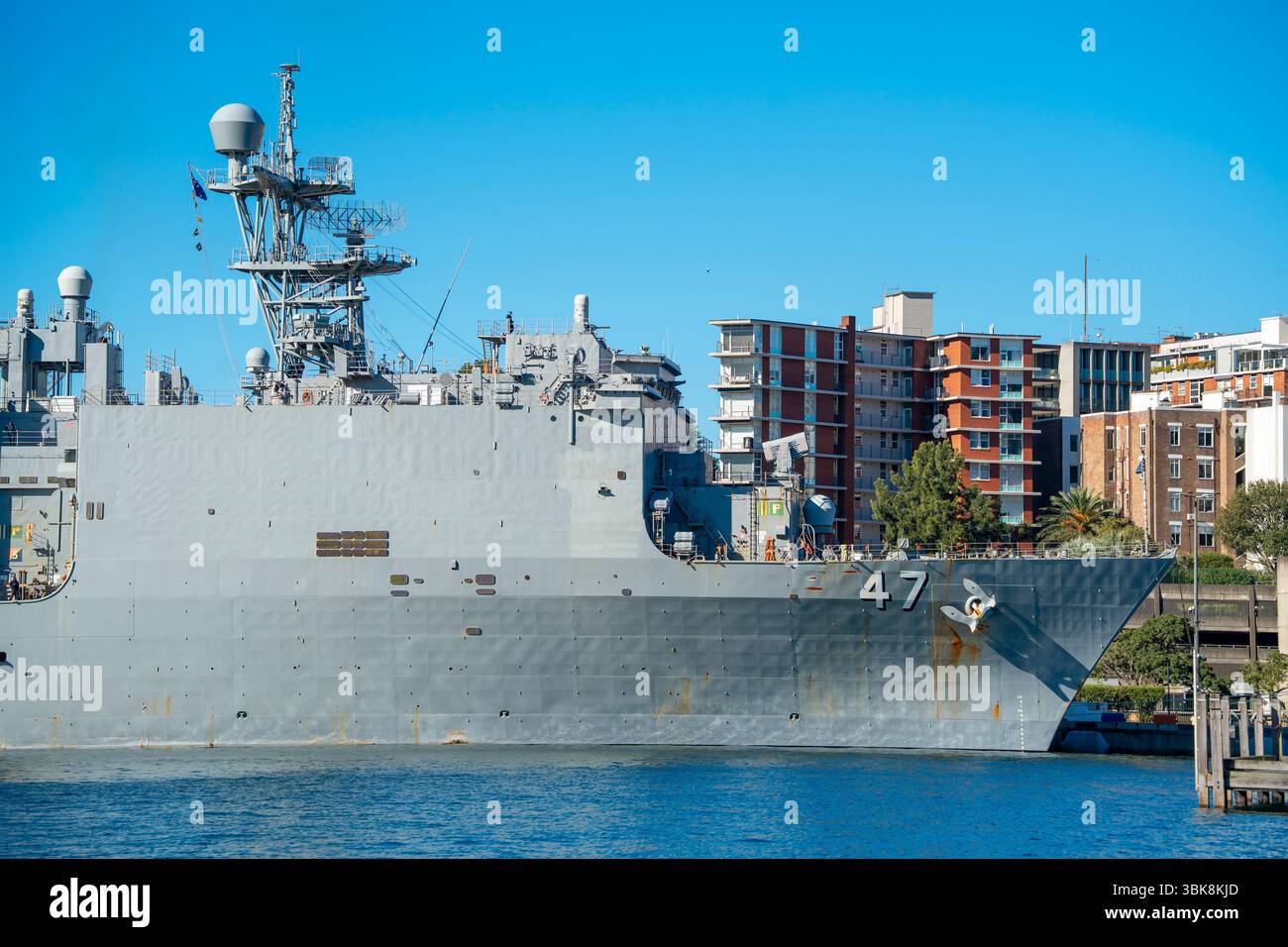 18 juin 2025 : USS Rushmore (LSD-47), un navire de débarquement de la classe Whidbey Island de la marine américaine accosté à Garden Island, Sydney, Australie Banque D'Images