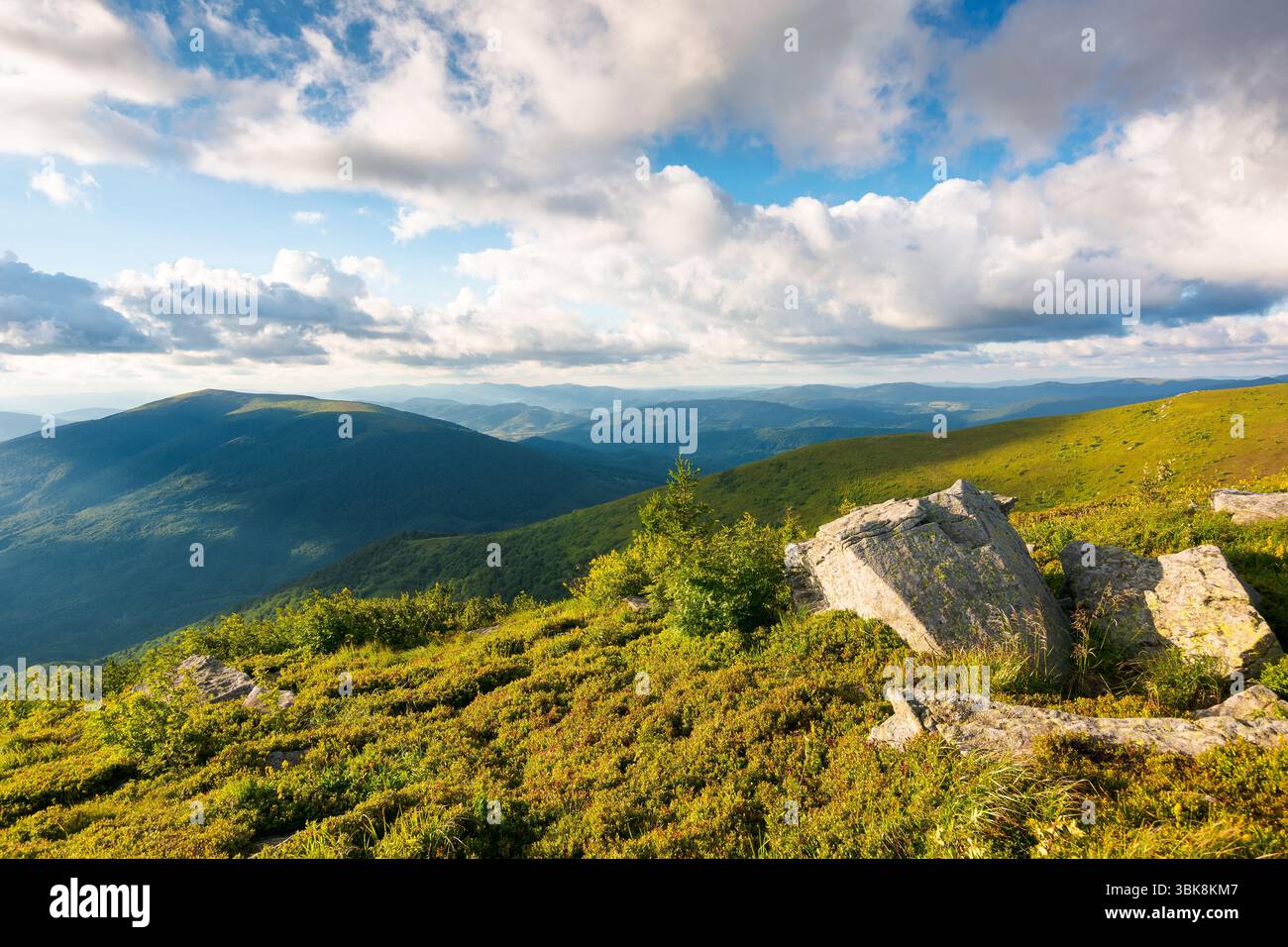 paysage de montagne des carpates dans la lumière du soir. rocher sur la pente herbeuse du support lisse. ciel de coucher de soleil avec des nuages Banque D'Images