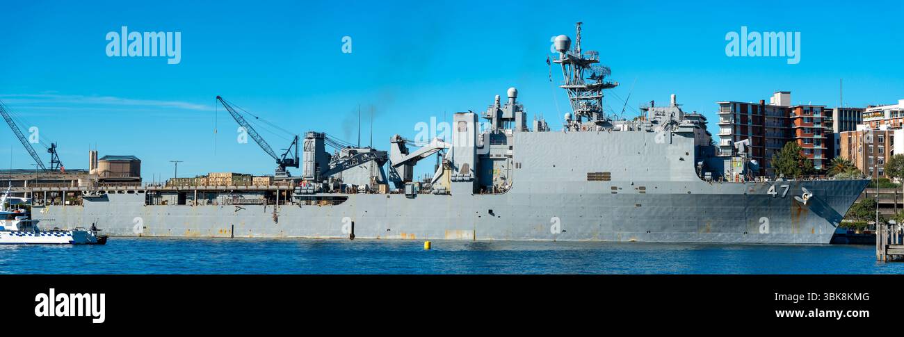18 juin 2025 : USS Rushmore (LSD-47), un navire de débarquement de la classe Whidbey Island de la marine américaine accosté à Garden Island, Sydney, Australie Banque D'Images