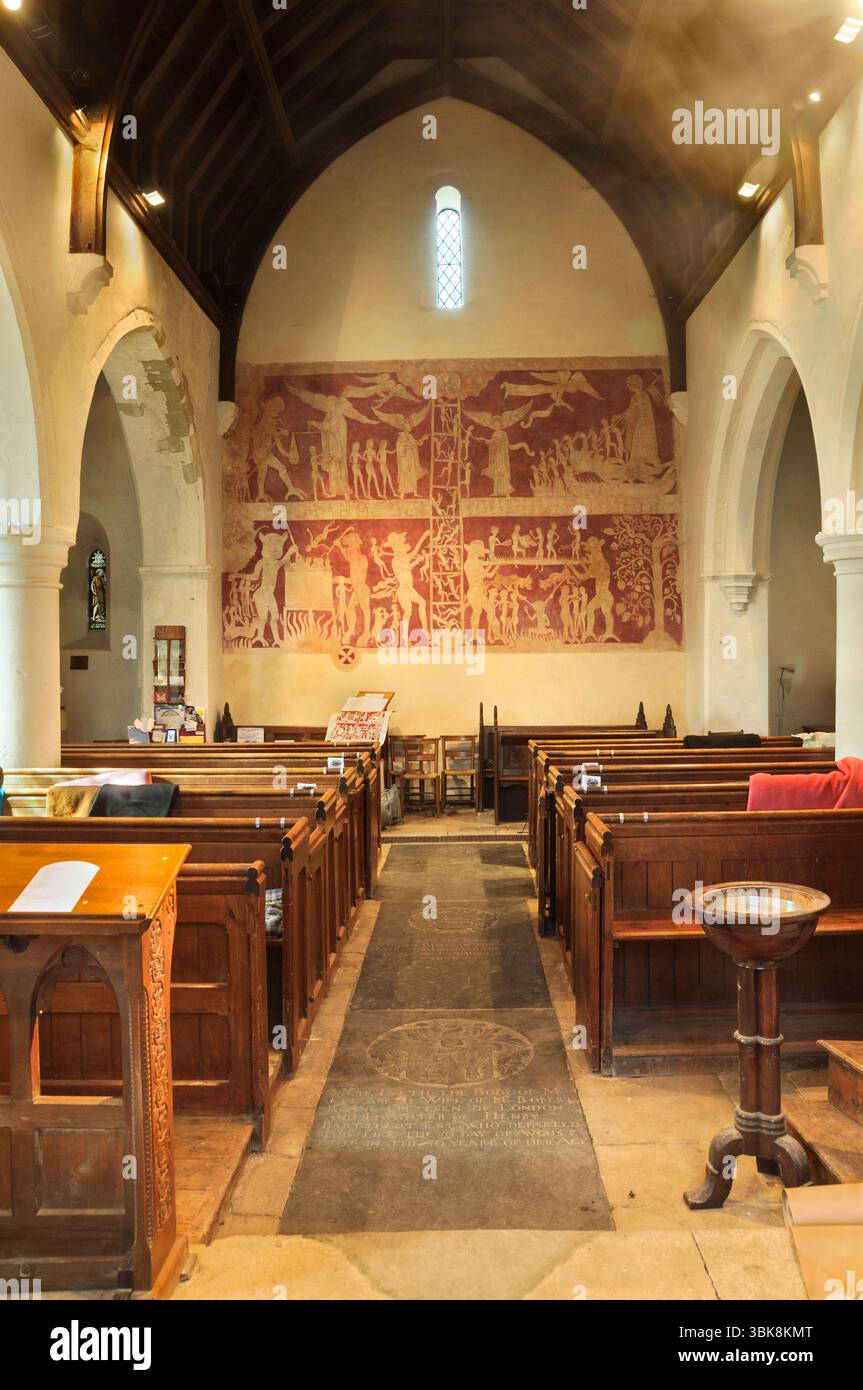 Intérieur de l'église St Peter et St Paul montrant la peinture murale Doom rouge ocre jaune du XIIe siècle sur le mur ouest, Chaldon, Surrey Angleterre Royaume-Uni. Églises Banque D'Images