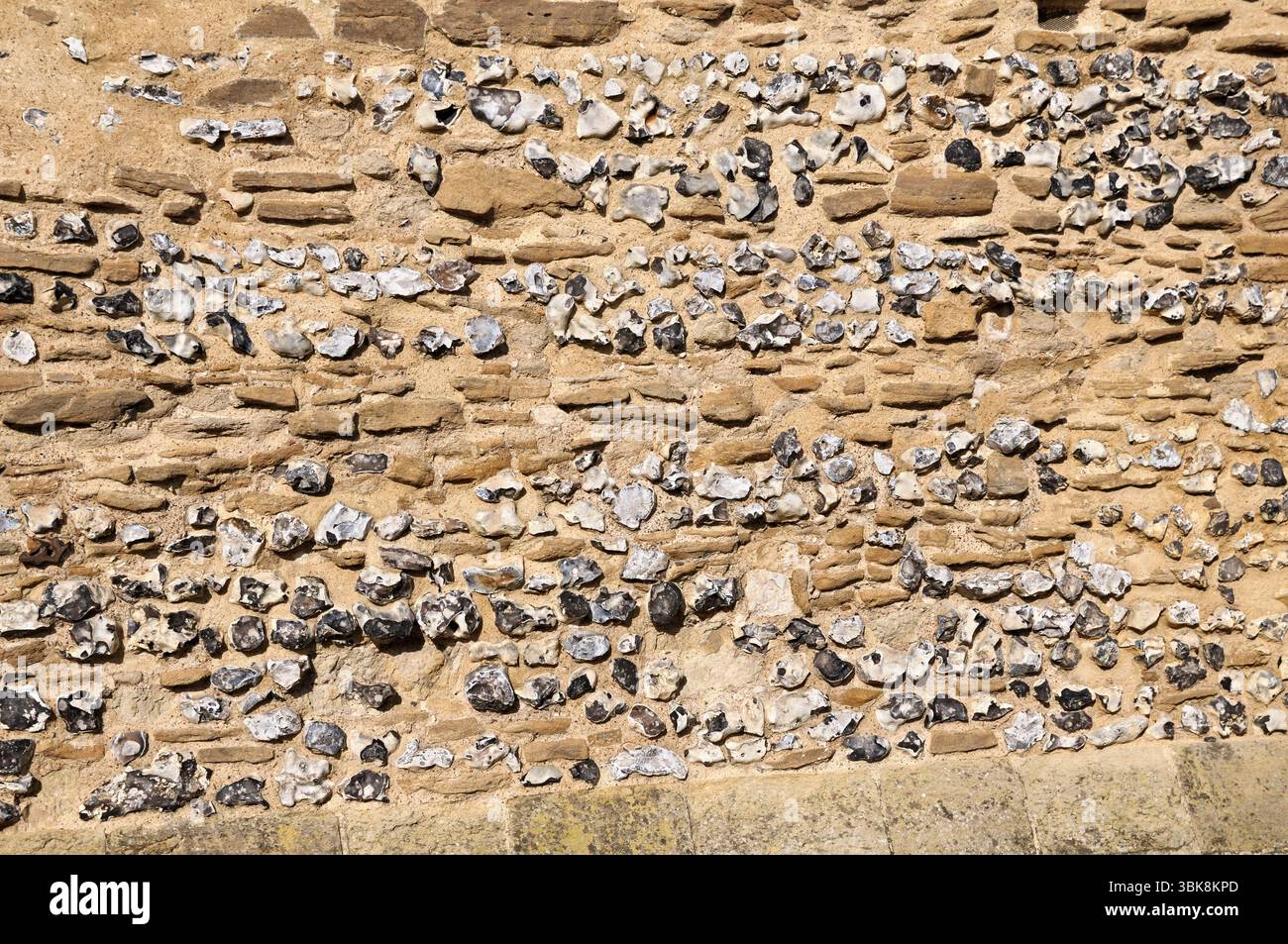 Détail du mur en pierre de silex tricoté, château de Guildford, Surrey, Angleterre, Royaume-Uni Banque D'Images