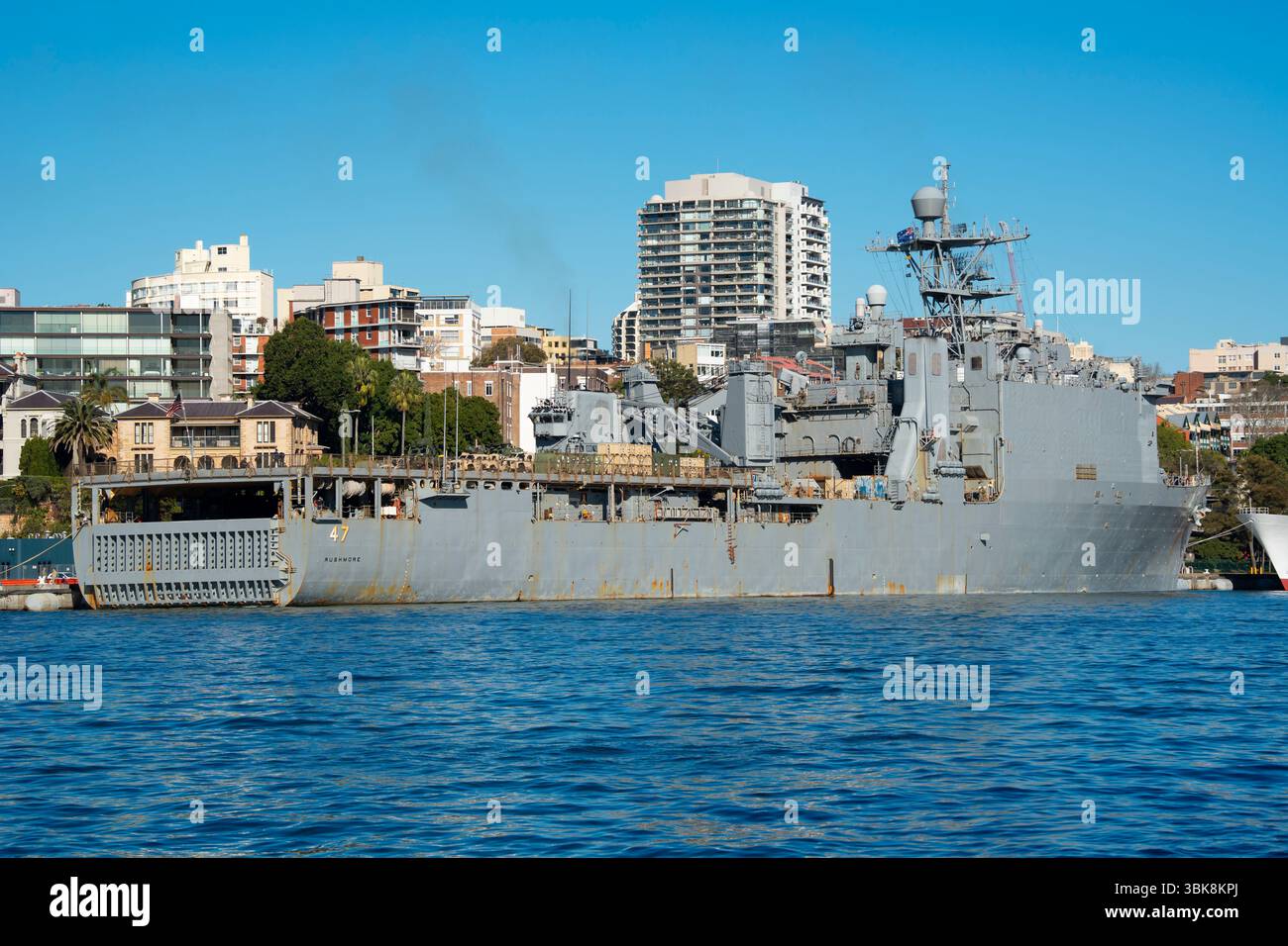 18 juin 2025 : USS Rushmore (LSD-47), un navire de débarquement de la classe Whidbey Island de la marine américaine accosté à Garden Island, Sydney, Australie Banque D'Images