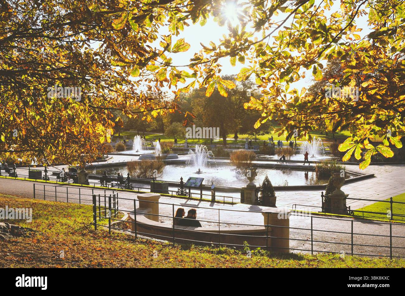 Journée d'automne ensoleillée dans les jardins italiens, jardin d'eau ornemental classé Grade II sur le côté nord des jardins de Kensington, Lancaster Gate Londres Angleterre Royaume-Uni Banque D'Images