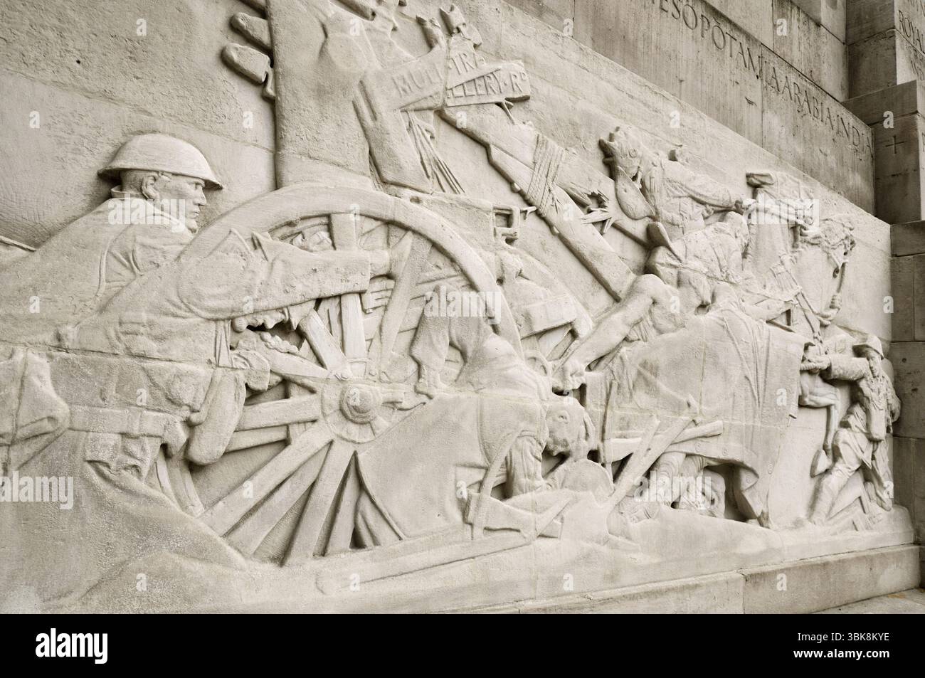 Royal Artillery Memorial (1925), Hyde Park Corner, Londres, Royaume-Uni. Mémoriaux de la première Guerre mondiale. Sculpture sur pierre en bas-relief. Sculpteur : Charles Sergent Jagger Banque D'Images