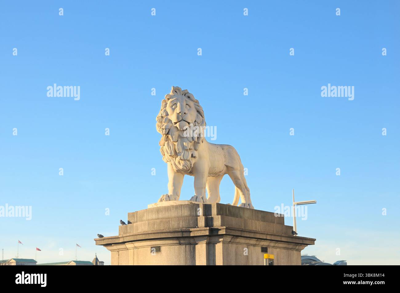 The South Bank Lion, Londres, Angleterre, Royaume-Uni. Sculpté en 1837 par William Frederick Woodington en utilisant la pierre Coade au sommet du socle en granit. statue, statues Banque D'Images