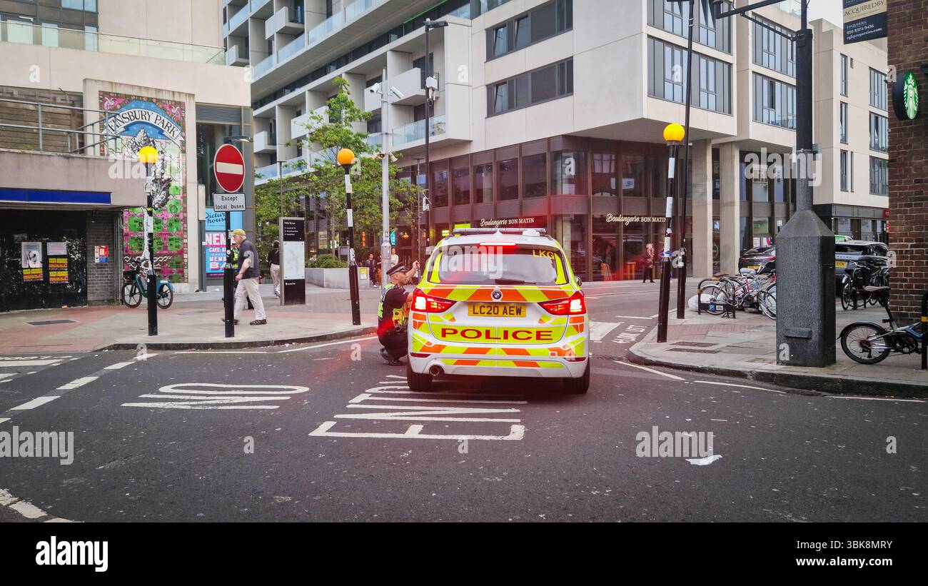 Londres, Royaume-Uni - 23 juillet 2024 : voiture de police du Royaume-Uni dans une rue de Londres à Finsbury Park. Banque D'Images