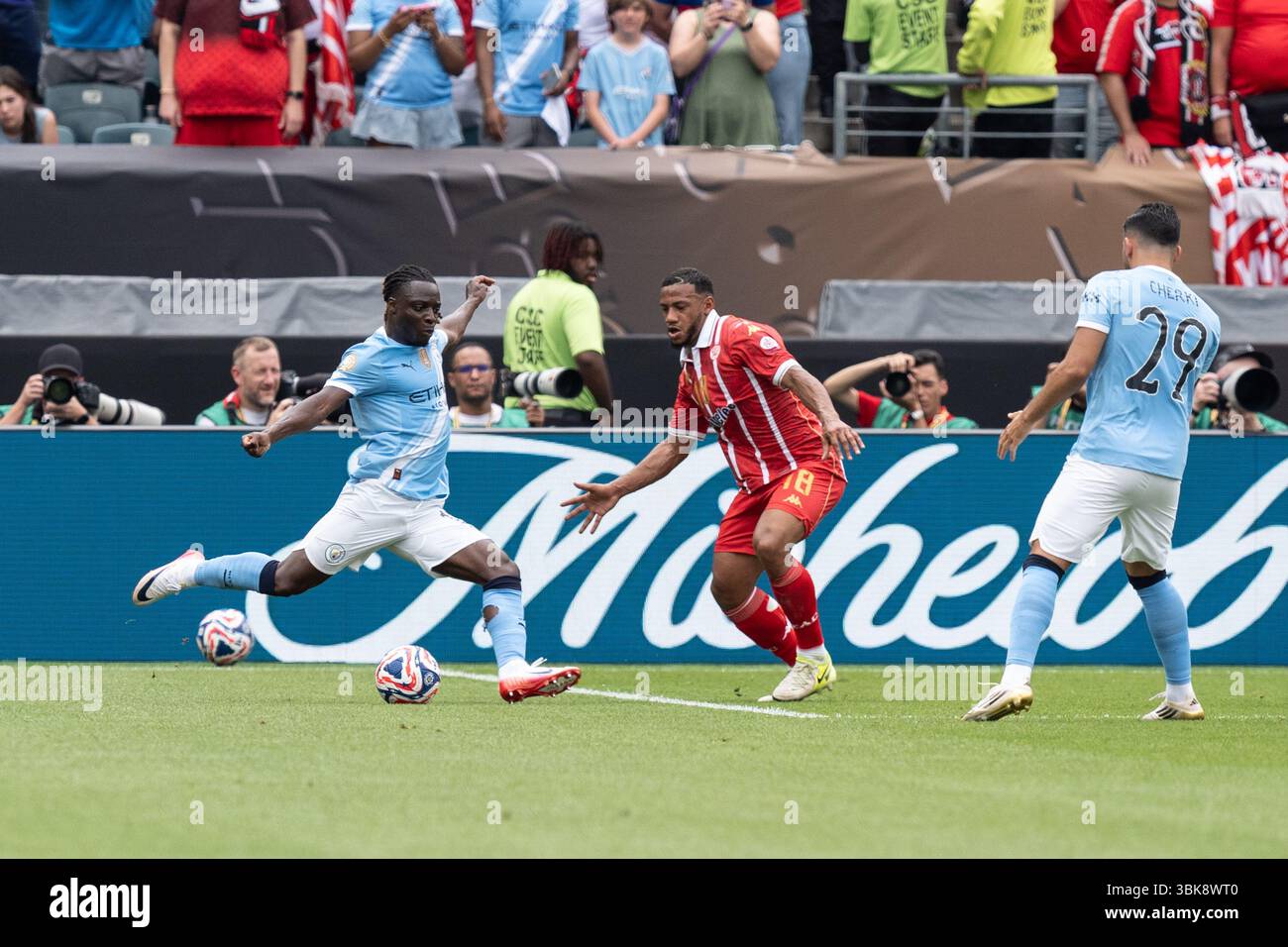 Philadelphie, Pennsylvanie, États-Unis. 18 juin 2025. Jeremy Doku (11 ans) de Manchester City passe le ballon lors de la Coupe du monde des clubs FIFA 2025 : Manchester City vs Wydad AC match au Lincoln Financial Field à Philadelphie, Pennsylvanie, États-Unis le 18 juin 2025. Manchester City a gagné 2 à 0. (Crédit image : © Lev Radin/Pacific Press via ZUMA Press Wire) USAGE ÉDITORIAL SEULEMENT ! Non destiné à UN USAGE commercial ! Banque D'Images