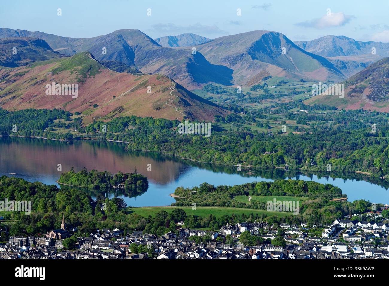 S.W. sur la ville de Keswick et Derwentwater jusqu'à Cat Bells et Newlands dans le Lake District. La rouille hivernale bracken couvre encore les fées en mai. Tôt le matin Banque D'Images