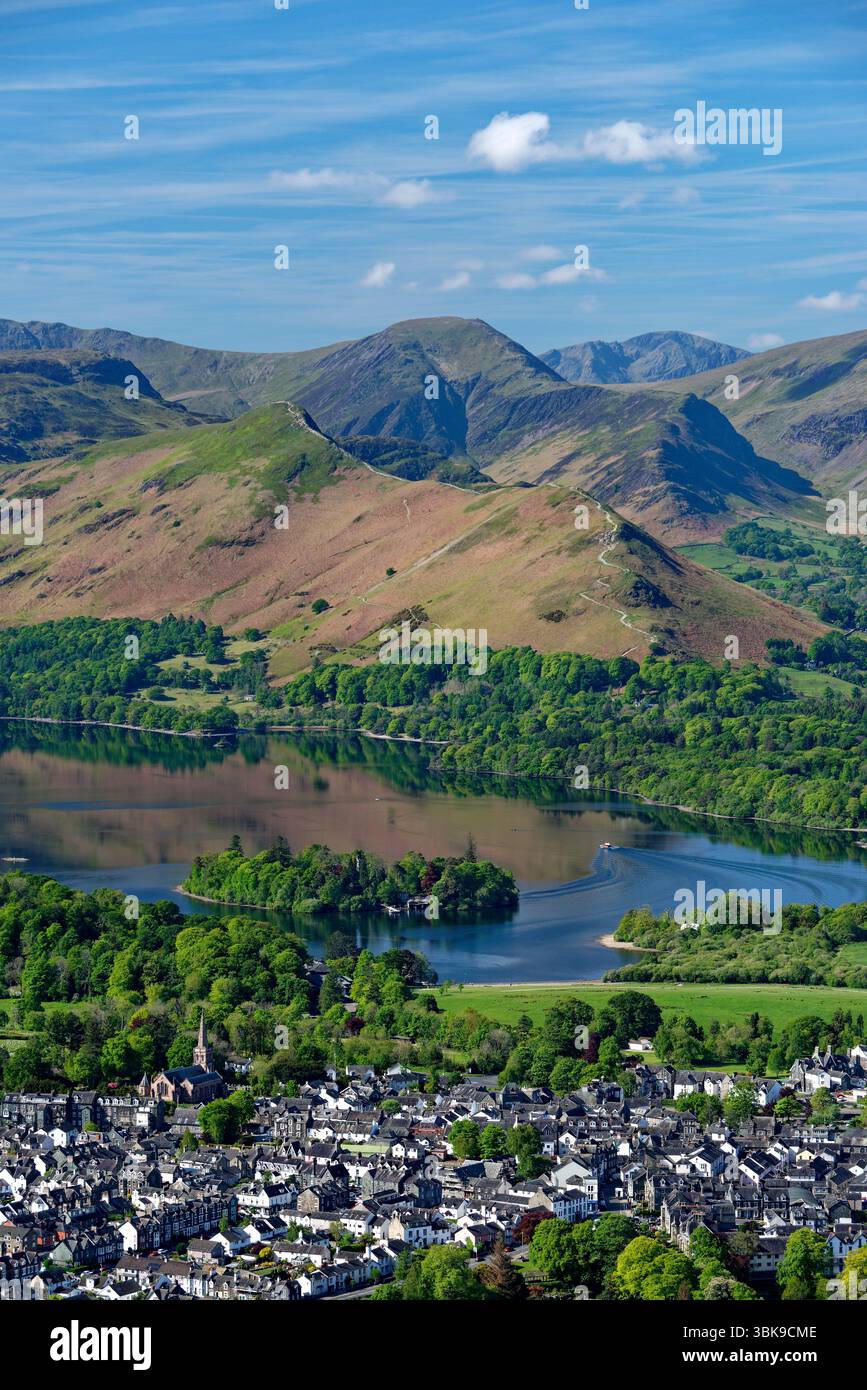 S.W. sur la ville de Keswick et Derwentwater jusqu'à Cat Bells et Newlands dans le Lake District. La rouille hivernale bracken couvre encore les fées en mai. Tôt le matin Banque D'Images