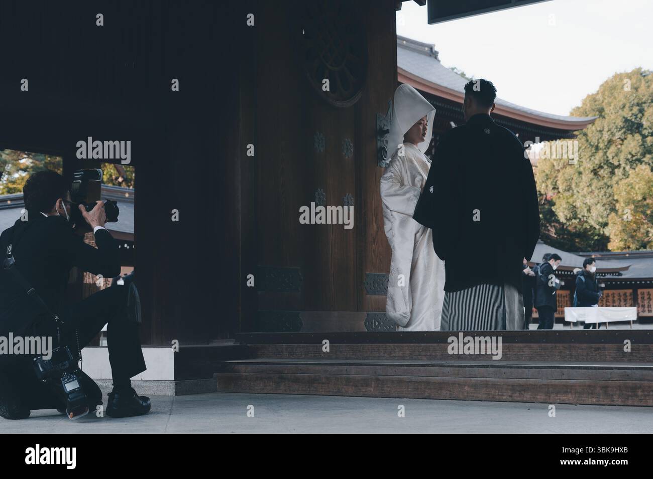 Couple en tenue de mariage traditionnelle est photographié lors d'une cérémonie shinto au sanctuaire Meiji Jingu Banque D'Images