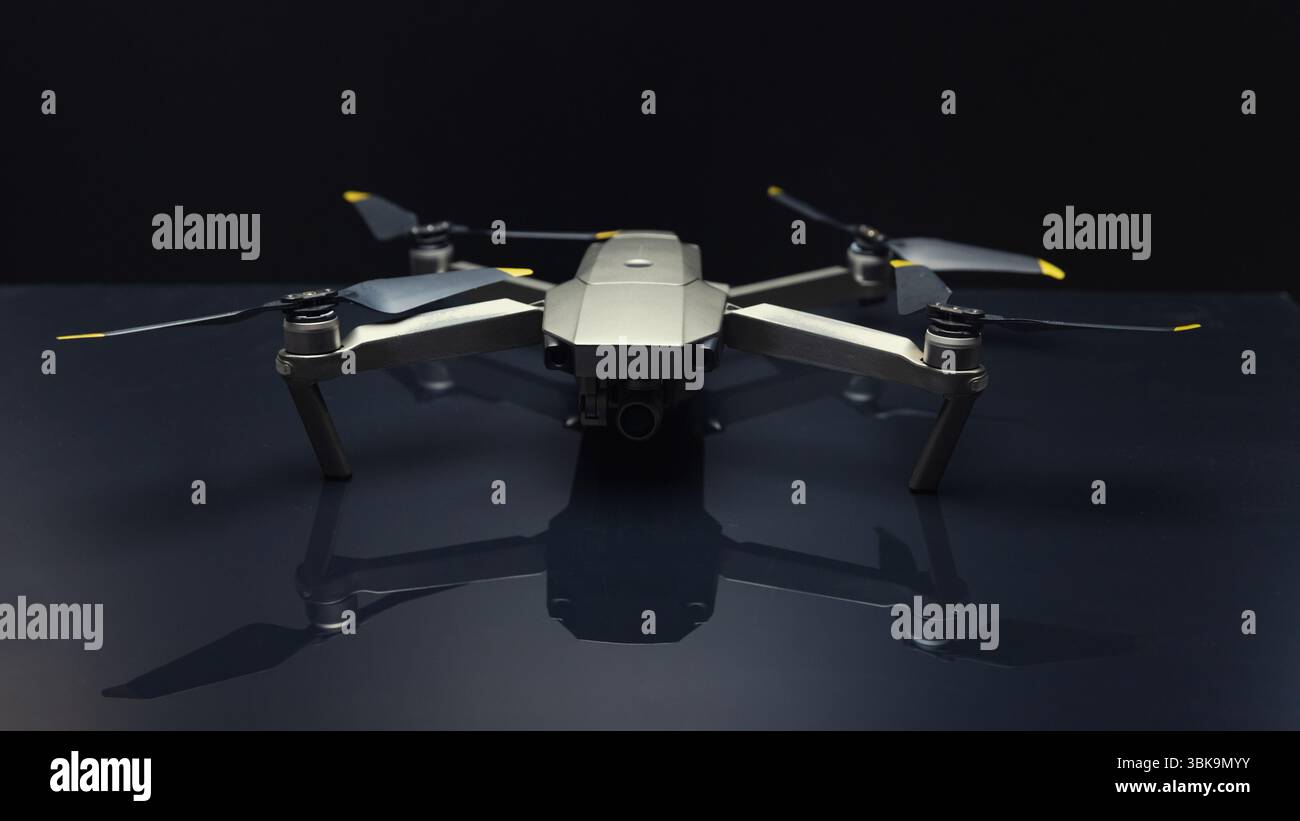 Drone gris sur fond noir gros plan photo Banque D'Images