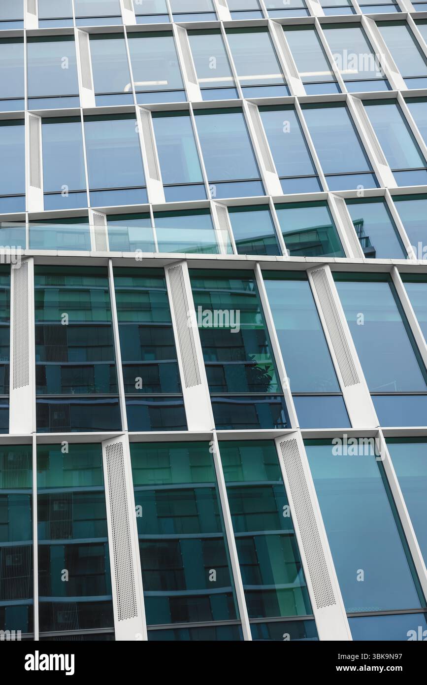 Mur de verre extérieur de bâtiment de grande hauteur comme arrière-plan Banque D'Images