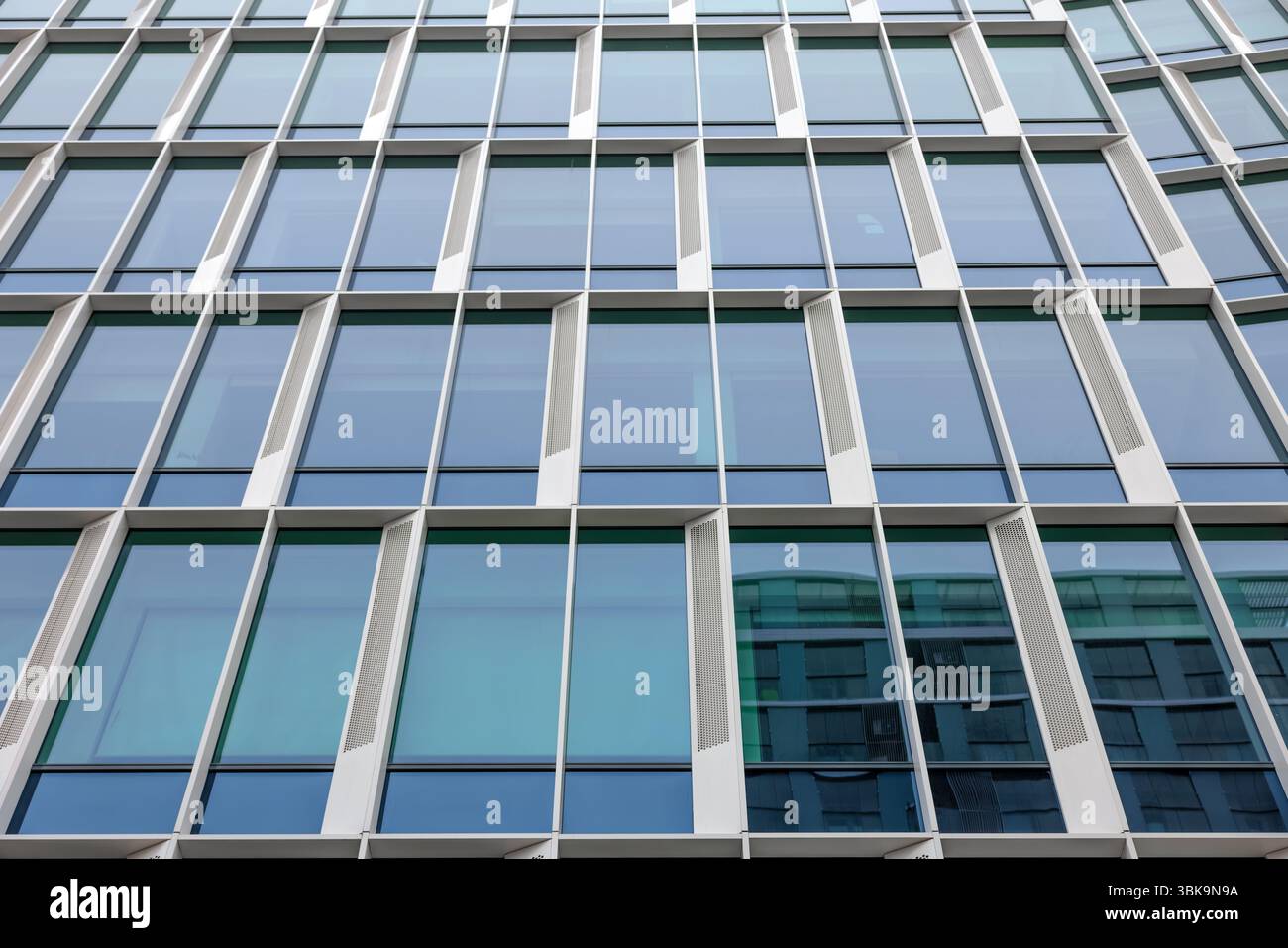 Mur de verre extérieur de bâtiment de grande hauteur comme arrière-plan Banque D'Images