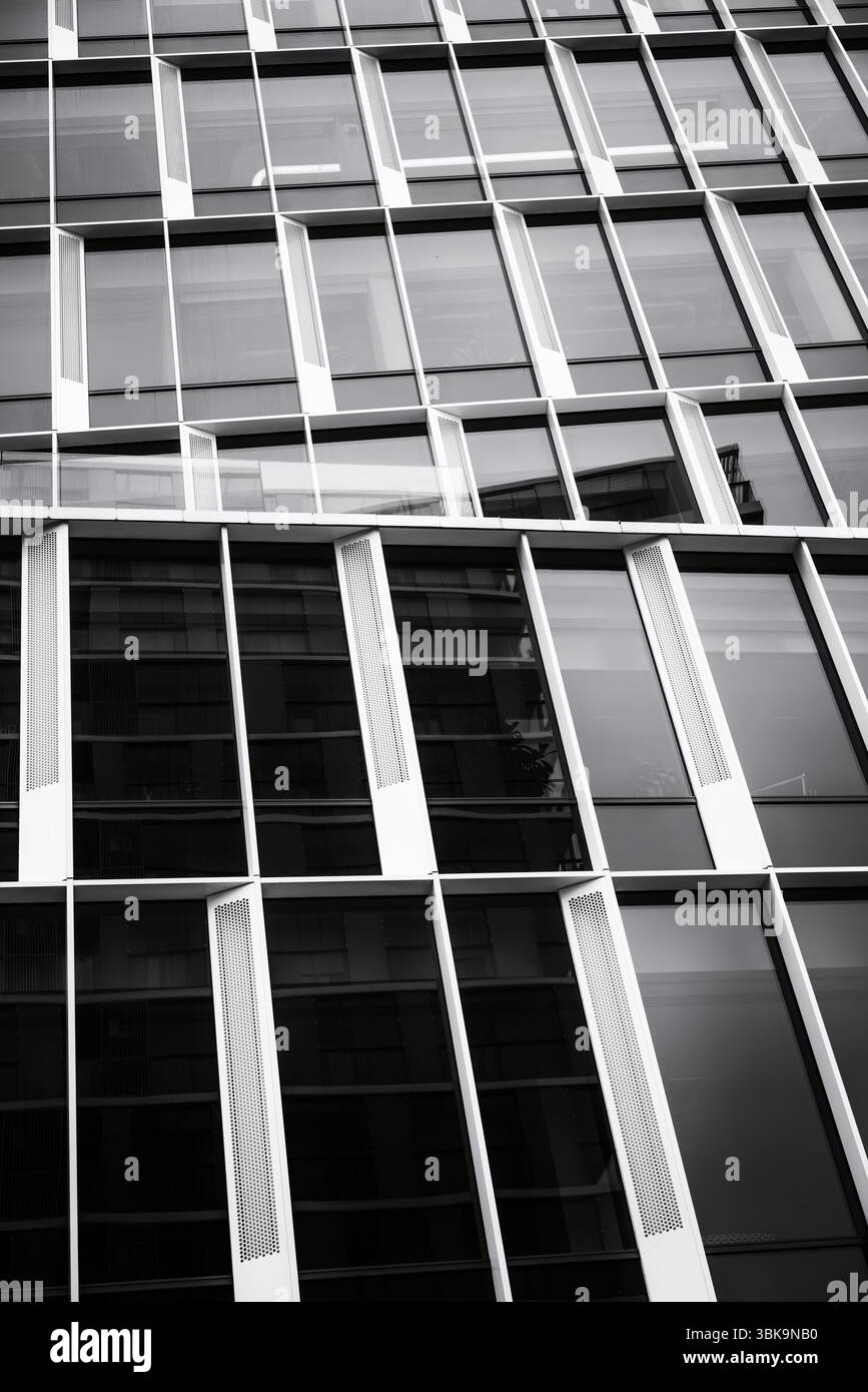 Mur de verre extérieur de bâtiment de grande hauteur comme arrière-plan Banque D'Images
