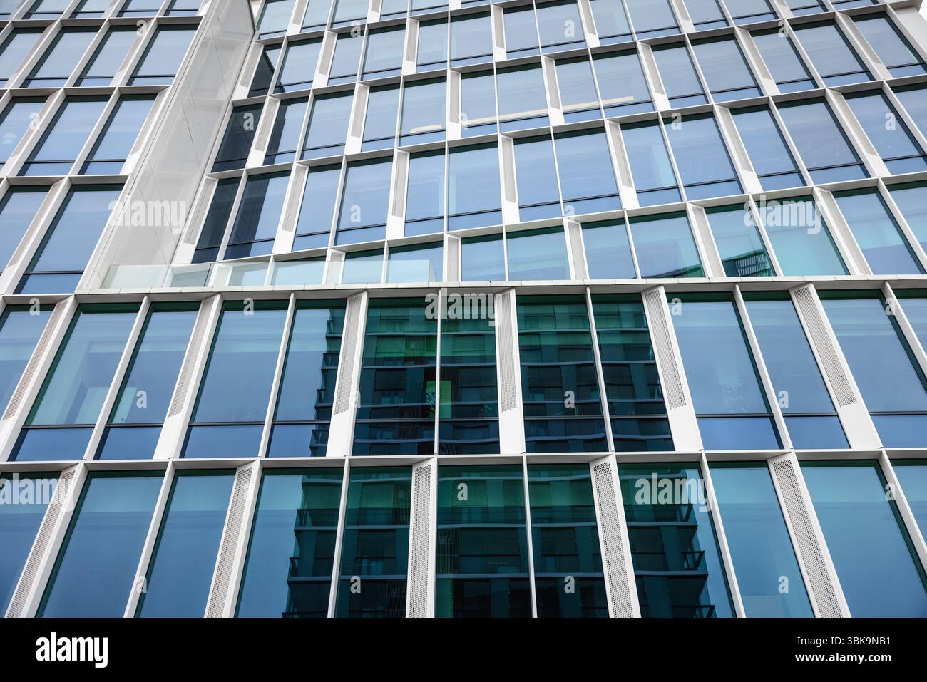 Mur de verre extérieur de bâtiment de grande hauteur comme arrière-plan Banque D'Images