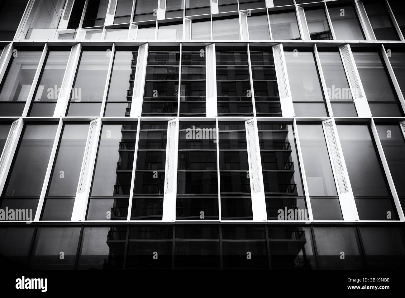 Mur de verre extérieur de bâtiment de grande hauteur comme arrière-plan Banque D'Images