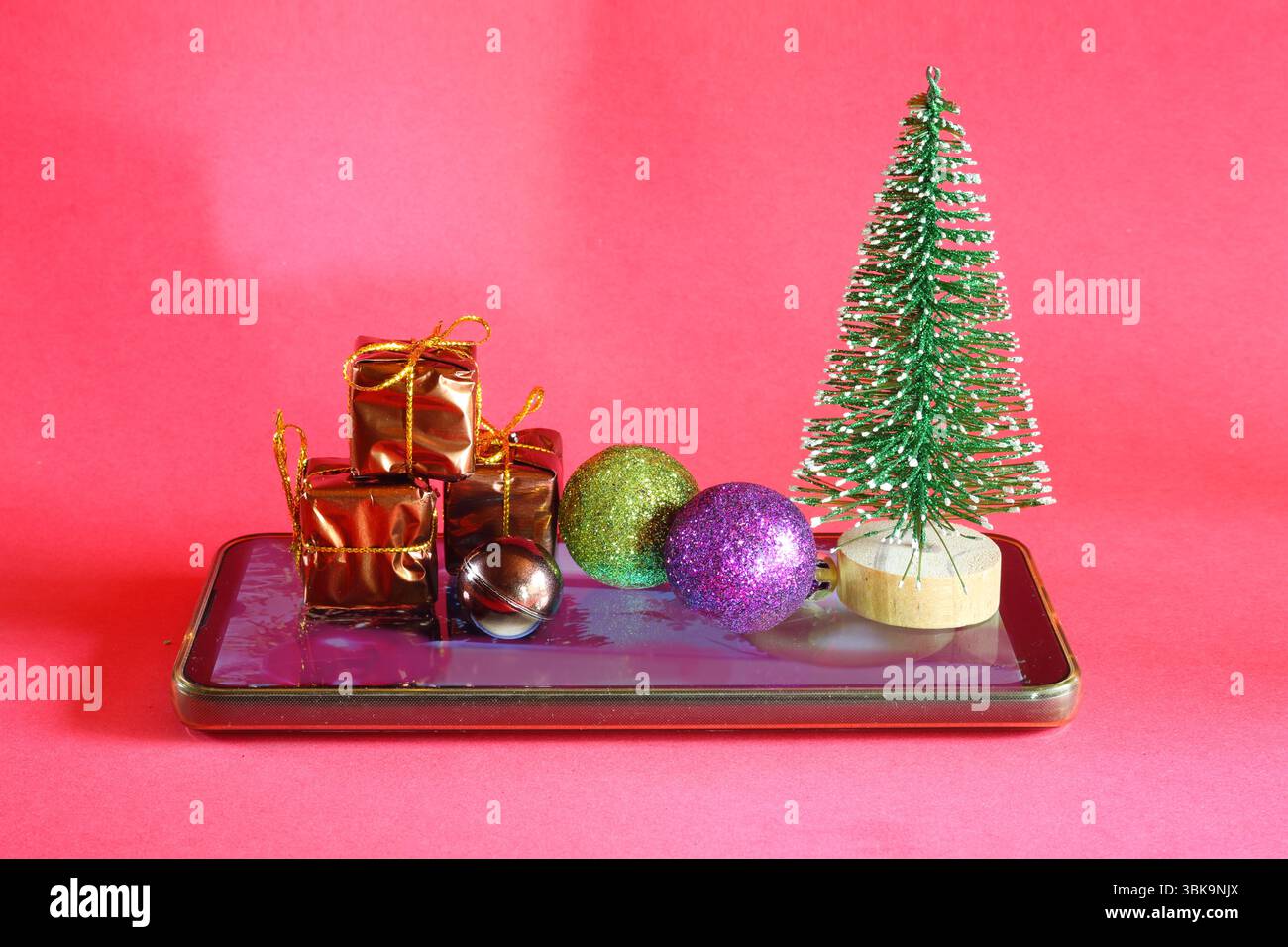 shopping en ligne pour le concept de noël avec boîtes-cadeaux, décoration de noël et smartphone, espace de copie gratuit Banque D'Images