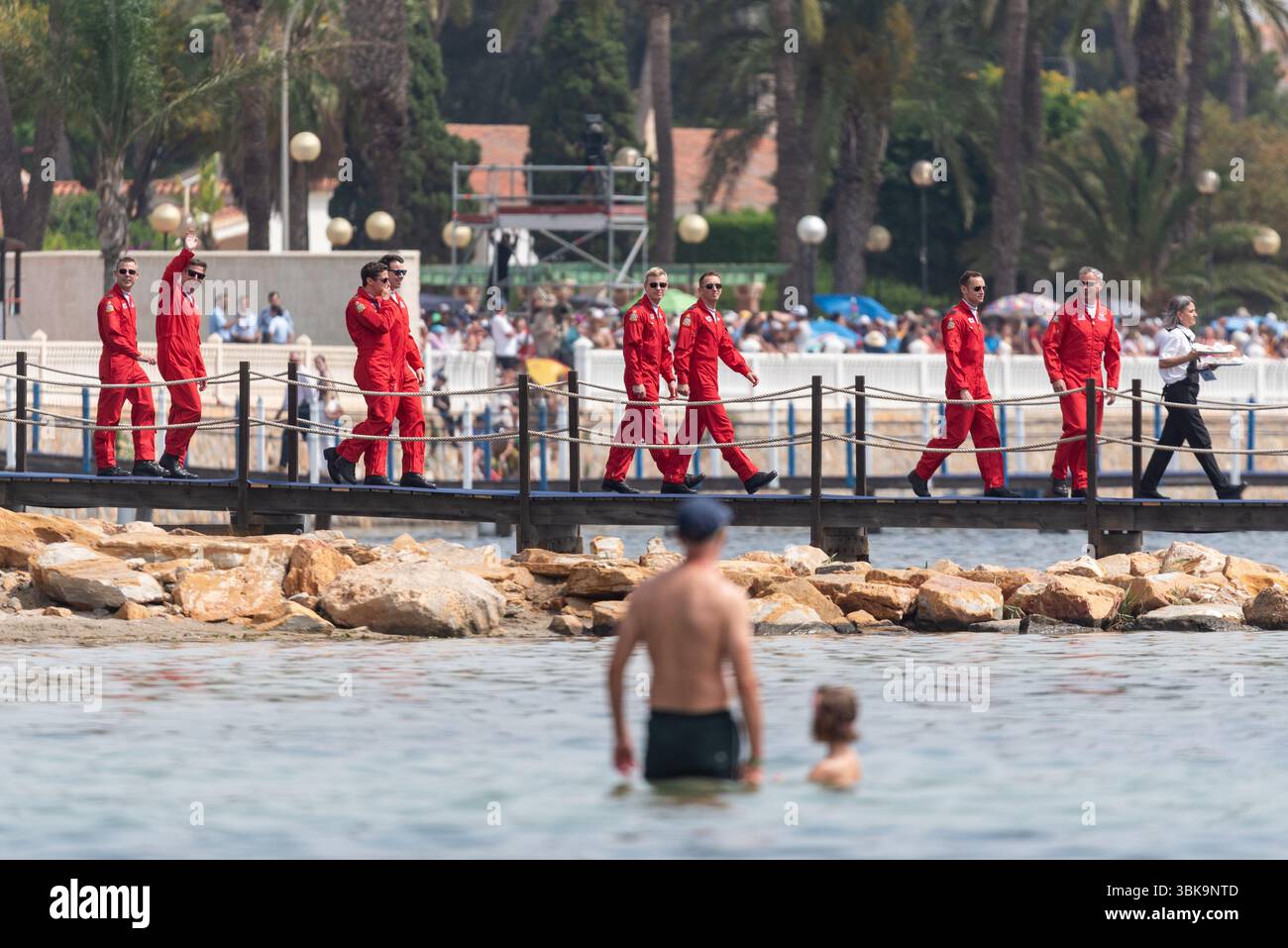 Royal Air Force Red Arrows pilotes au sol avant de voler au AIRE25 Air Festival à San Javier, Murcie, Espagne. Visite d'accueil Banque D'Images