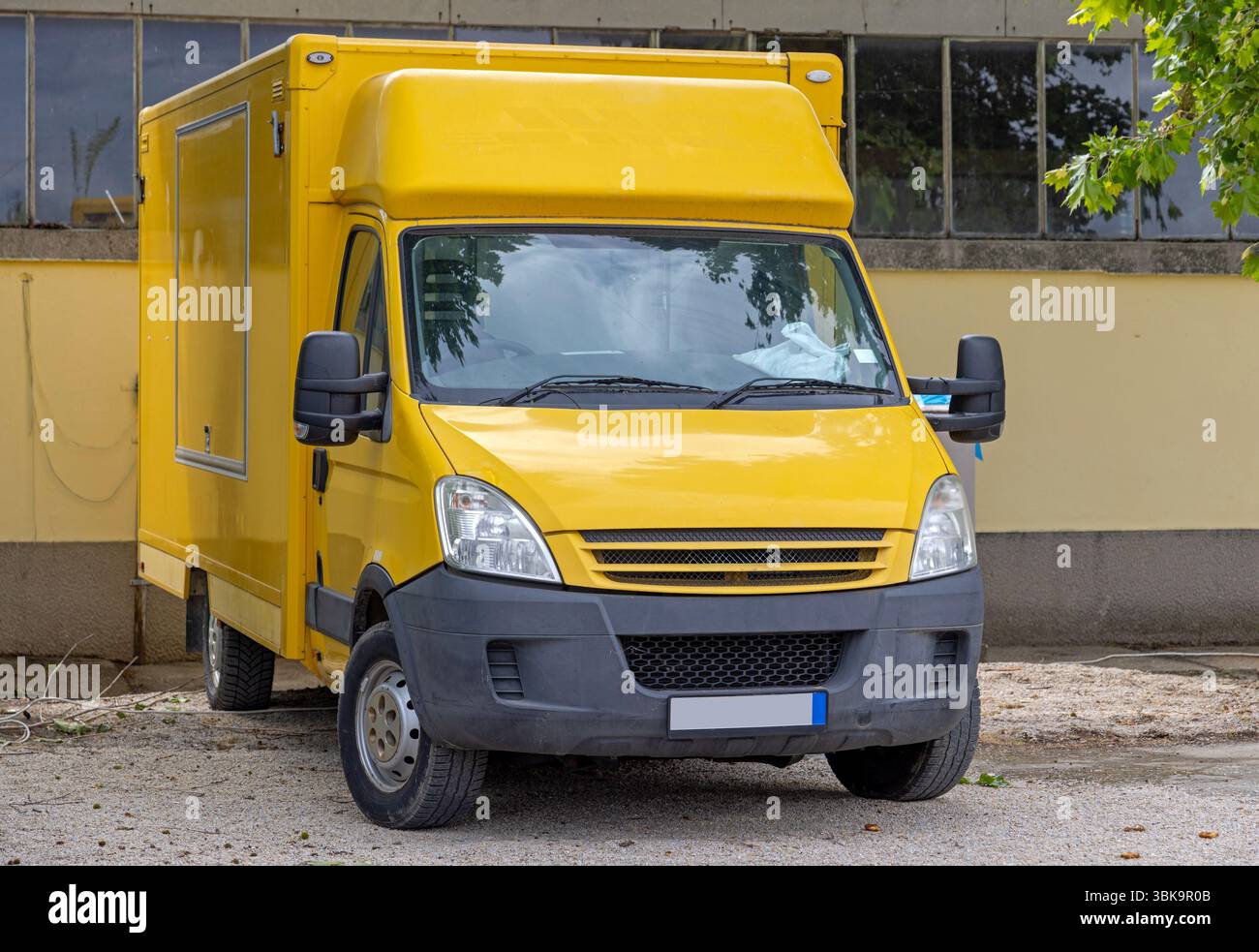 Vue avant du Yellow Catering Van Mobile Food Service Banque D'Images
