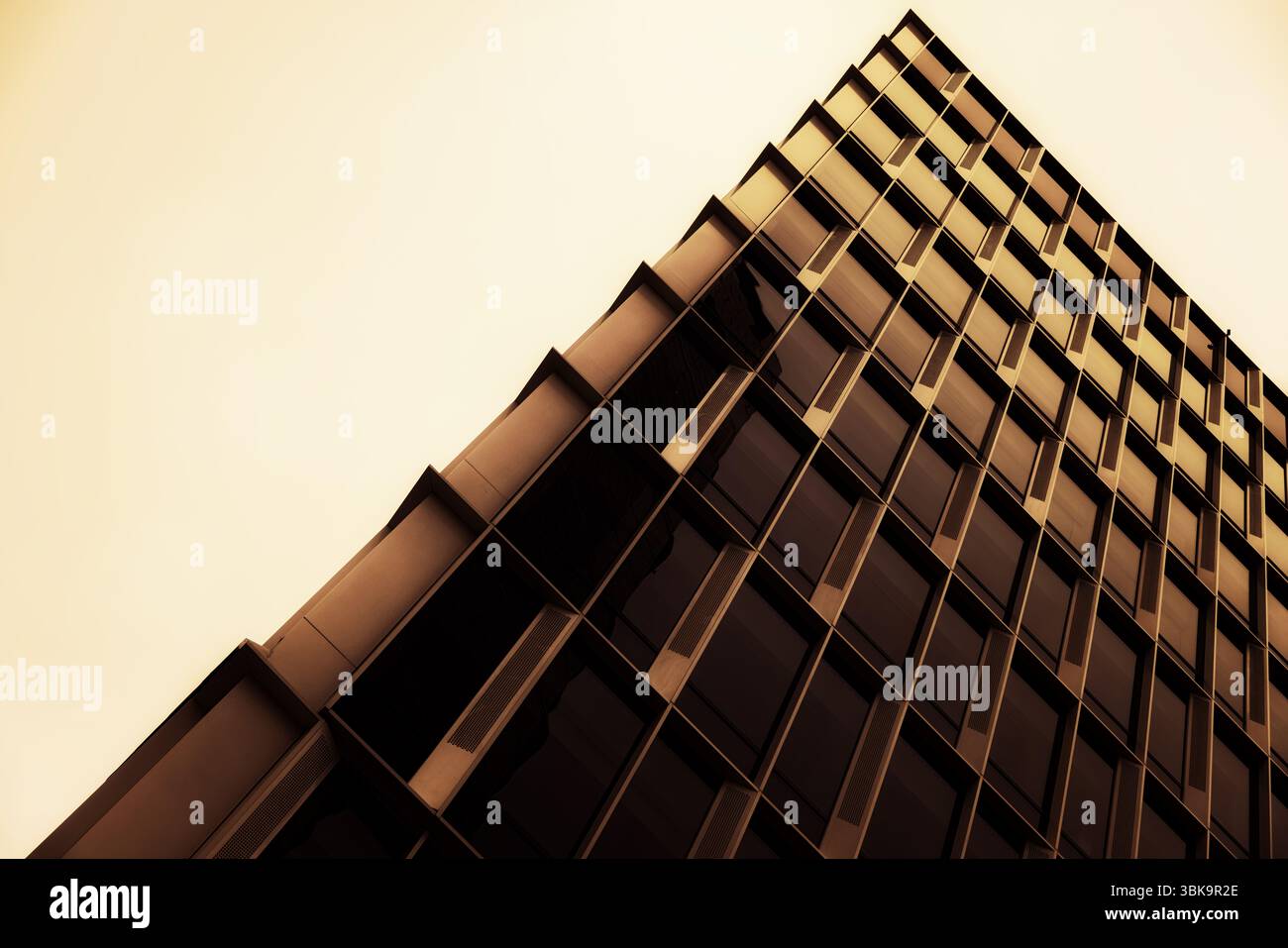 Bâtiment en verre avec prise de vue en angle de ciel nuageux foncé Banque D'Images