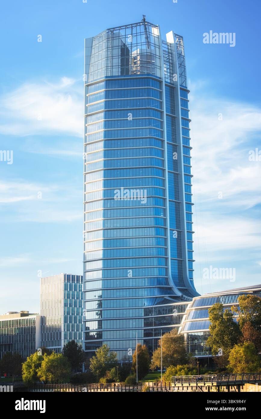 Bâtiment en verre avec prise de vue en angle de ciel nuageux foncé Banque D'Images