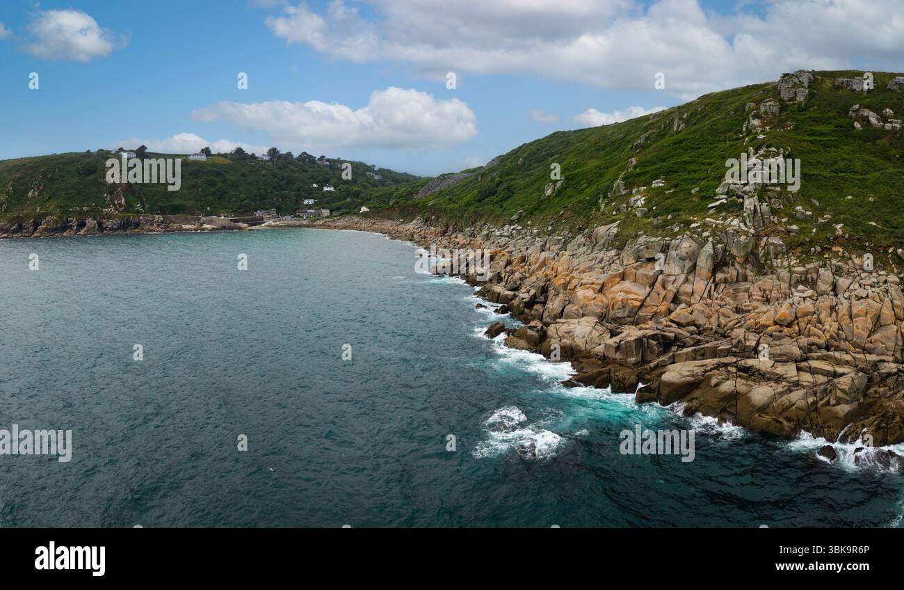 Vue aérienne du pittoresque village de pêcheurs de Cornouailles de Lamorna Cove sur la péninsule de Lizard en Cornouailles avec la côte rocheuse et harb historique Banque D'Images