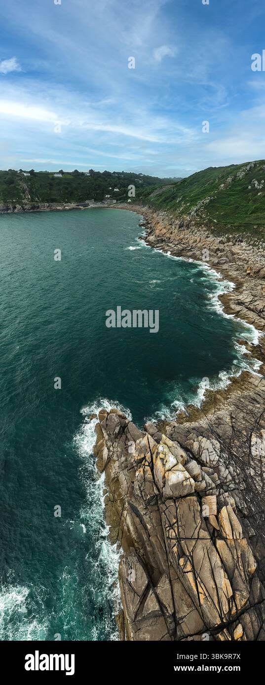 Vue aérienne verticale du paysage du pittoresque village de pêcheurs de Cornouailles de Lamorna Cove sur la péninsule de Lizard en Cornouailles avec la côte rocheuse et la sienne Banque D'Images