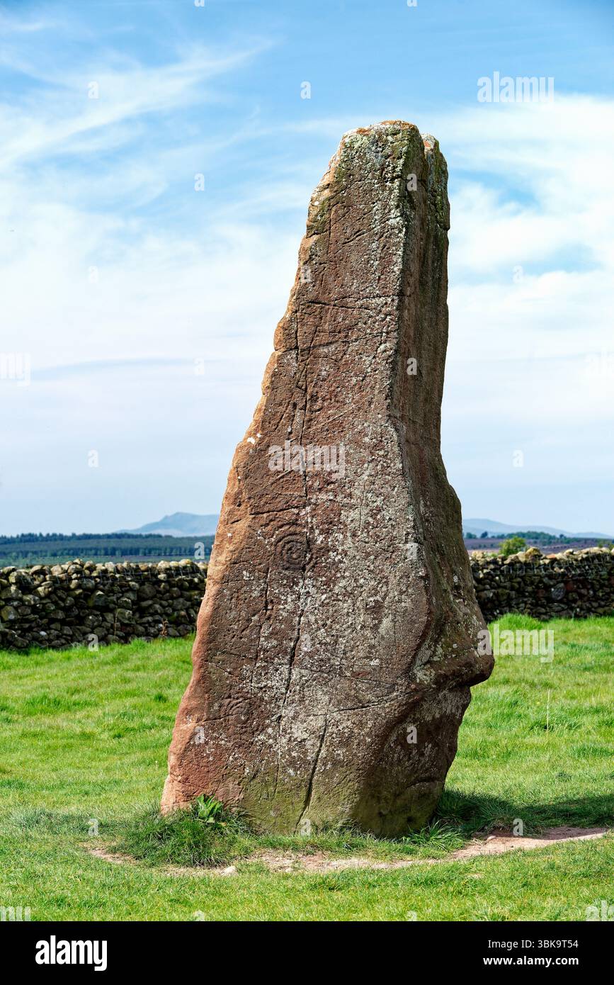 Long Meg et ses filles cercle de pierre néolithique. Eden Valley, Cumbria. Long Meg 3.7m de haut montre tasse et marque de bague motifs sculptés sur la face est Banque D'Images