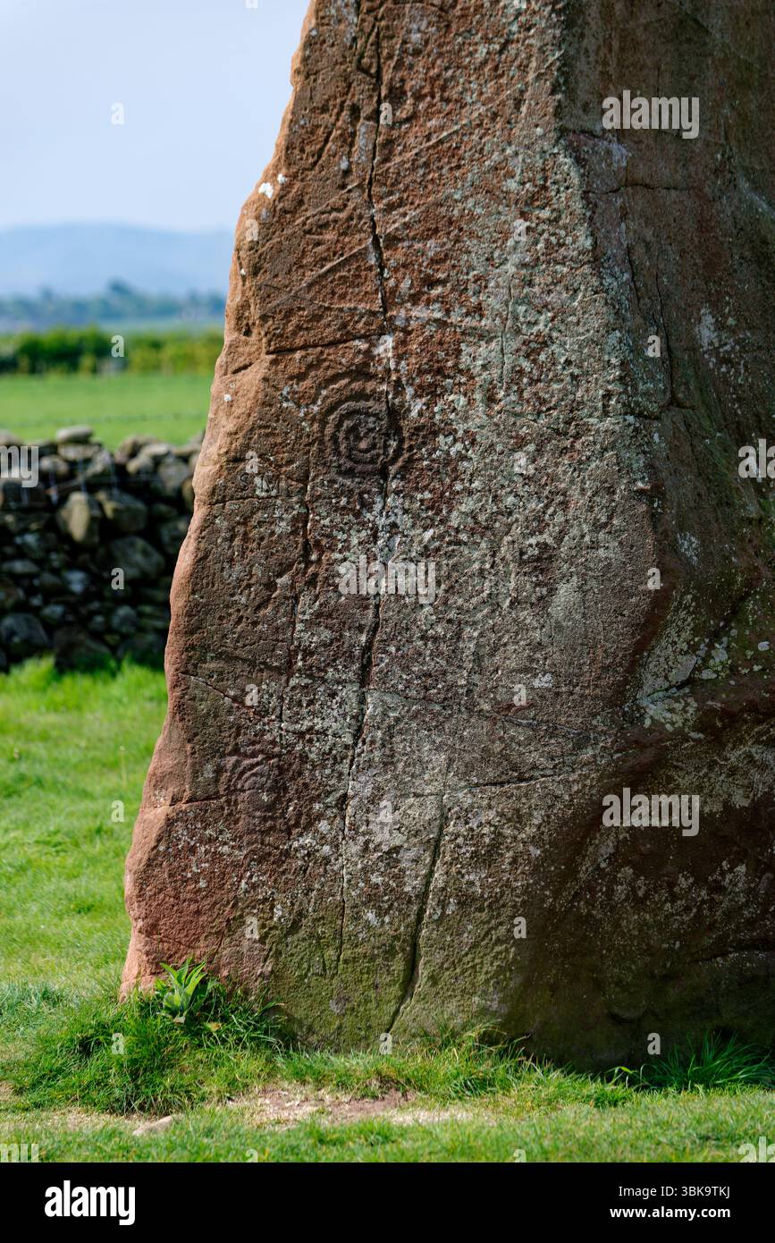 Long Meg et ses filles cercle de pierre néolithique. Eden Valley, Cumbria. Long Meg 3.7m de haut montre tasse et marque de bague motifs sculptés sur la face est Banque D'Images