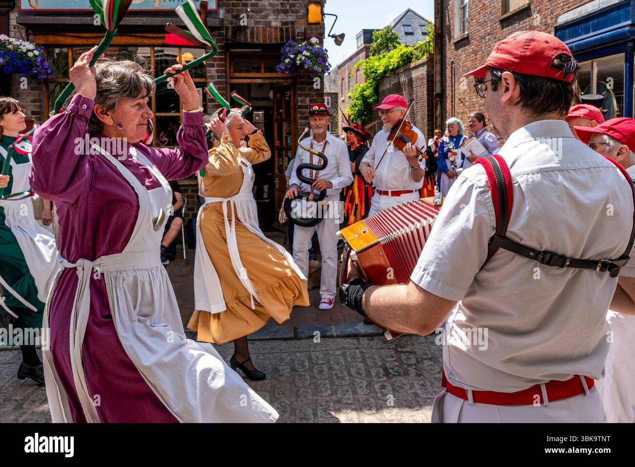 The Knots of May Female Morris Side se produit dans la ville de Lewes lors de l'événement annuel 'Sussex Day of Dance' célébrant 'Sussex Day', Lewes, Royaume-Uni. Banque D'Images