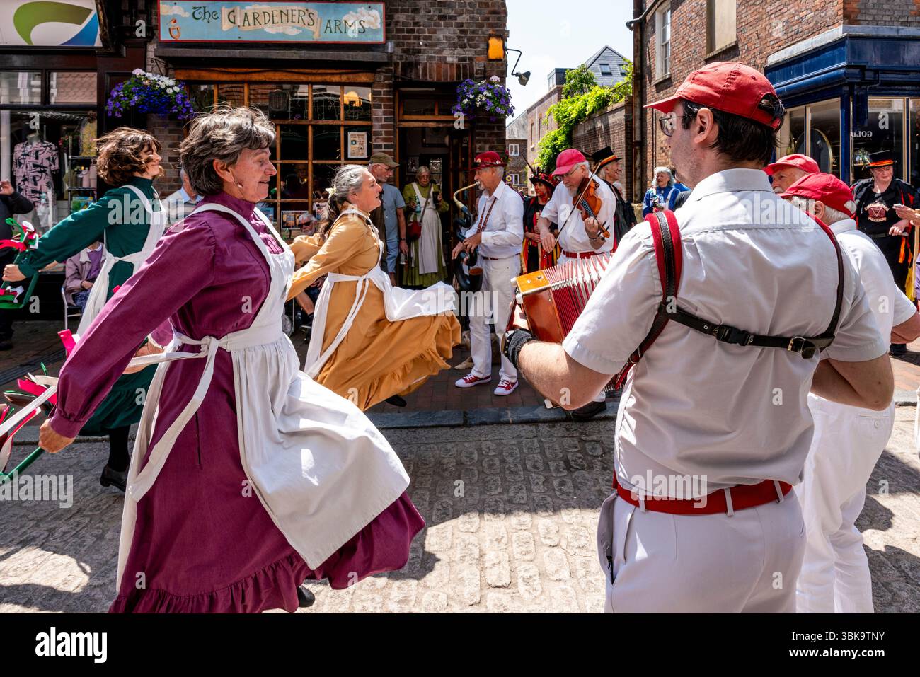 The Knots of May Female Morris Side se produit dans la ville de Lewes lors de l'événement annuel 'Sussex Day of Dance' célébrant 'Sussex Day', Lewes, Royaume-Uni. Banque D'Images