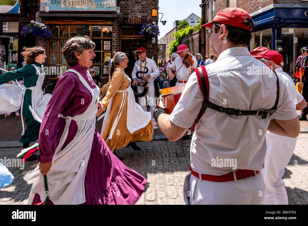 The Knots of May Female Morris Side se produit dans la ville de Lewes lors de l'événement annuel 'Sussex Day of Dance' célébrant 'Sussex Day', Lewes, Royaume-Uni. Banque D'Images