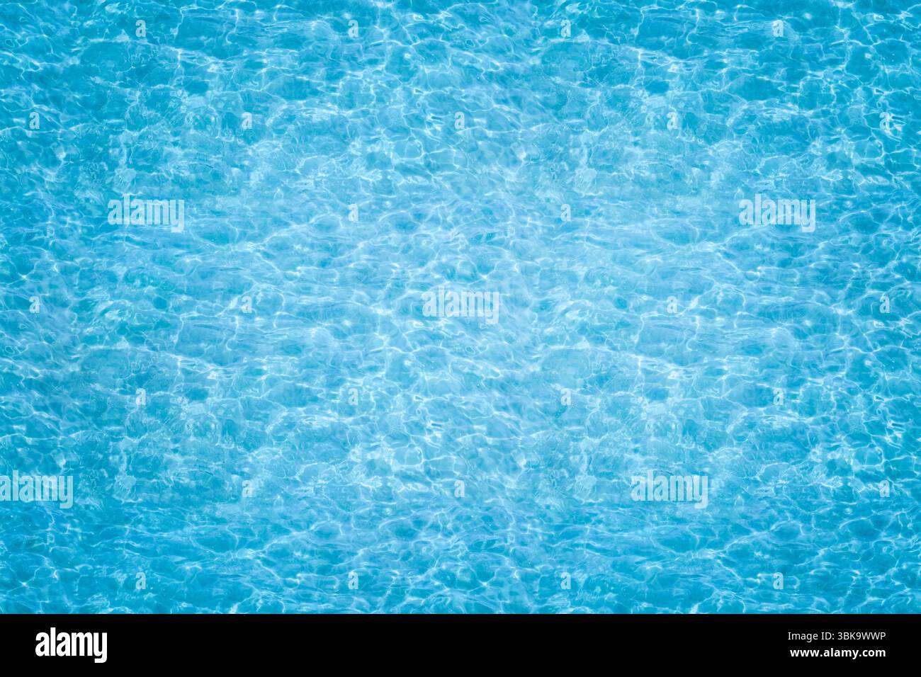 Texture d'arrière-plan d'ondulation d'eau - vue de dessus d'ondulations d'eau propres, claires et bleues. L'image peut être mise en mosaïque pour créer une image plus grande ou une résolution plus élevée. Banque D'Images