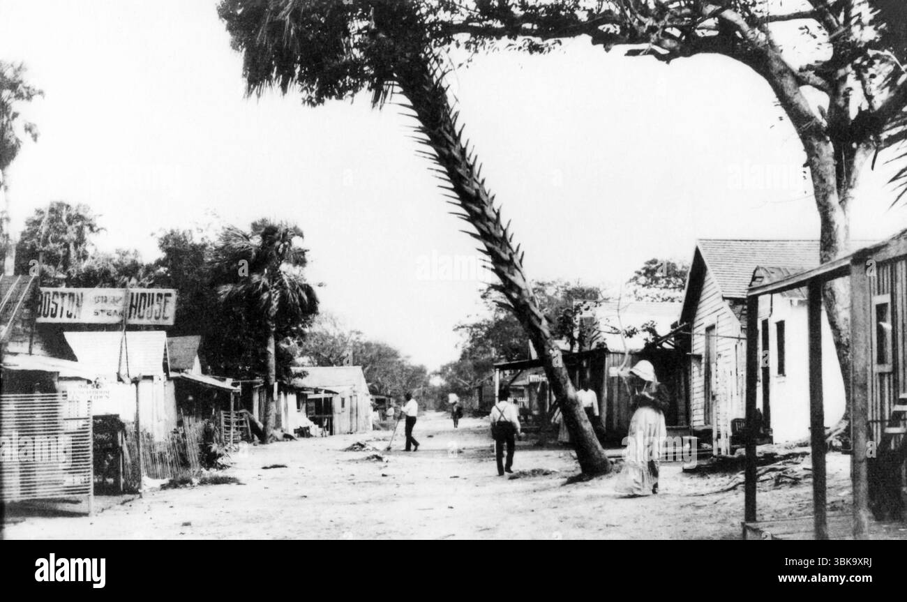 The Styx, une communauté noire de travailleurs pour les stations balnéaires de Palm Beach, dans ce qui est maintenant la zone des avenues Sunset et Sunrise au large de North County Road à Palm Beach, en Floride. La communauté de la main-d'œuvre comprenait de nombreux Caraïbes et d'anciens esclaves des états du Nord. Banque D'Images The Styx, une communauté noire de travailleurs pour les stations balnéaires de Palm Beach, dans ce qui est maintenant la zone des avenues Sunset et Sunrise au large de North County Road à Palm Beach, en Floride. La communauté de la main-d'œuvre comprenait de nombreux Caraïbes et d'anciens esclaves des états du Nord. Banque D'Images