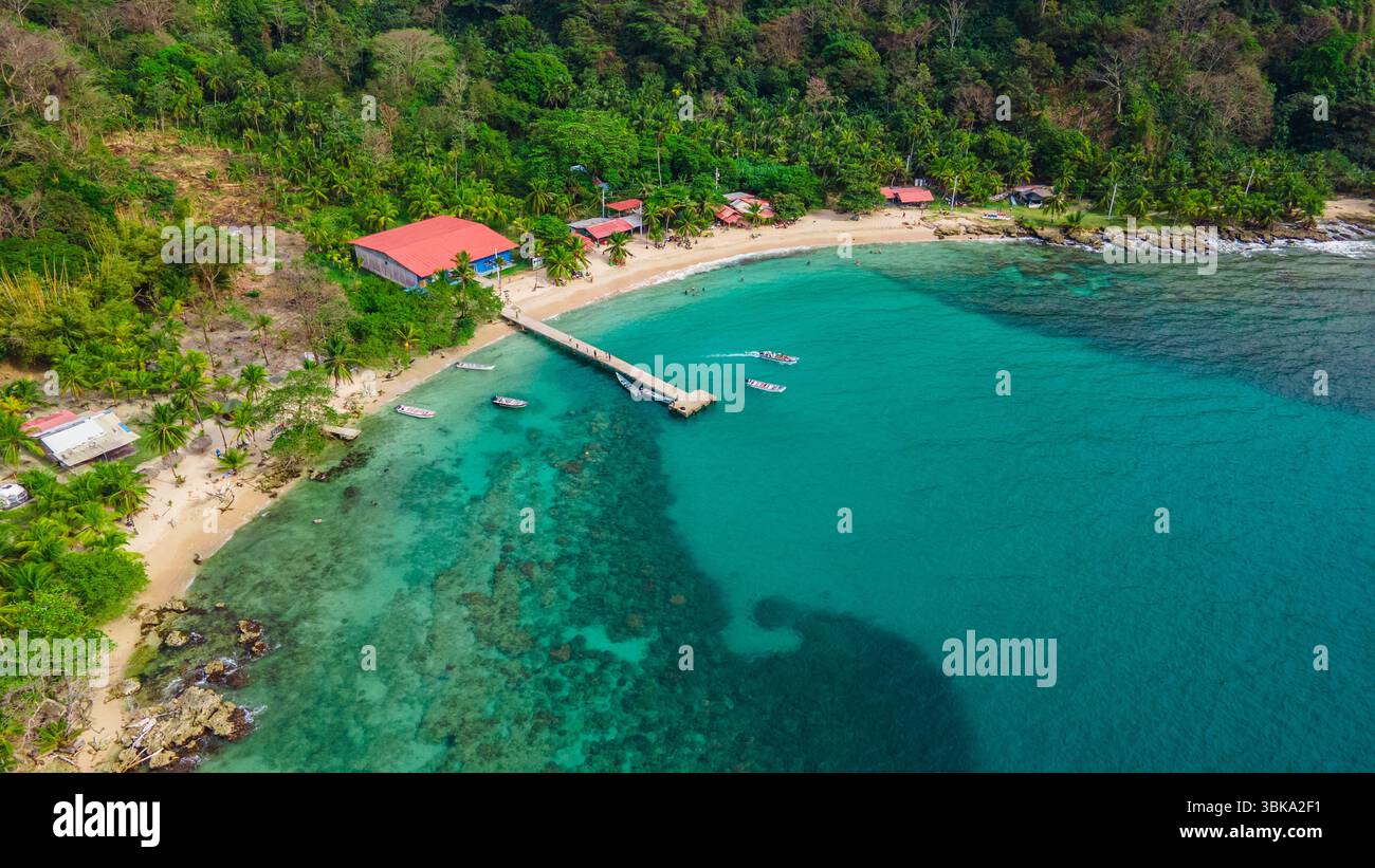 Superbe vue aérienne de Sapzurro, Choco, Colombie. Des eaux turquoises vibrantes, des plages de sable et un feuillage tropical luxuriant créent un paradis côtier serein. Banque D'Images