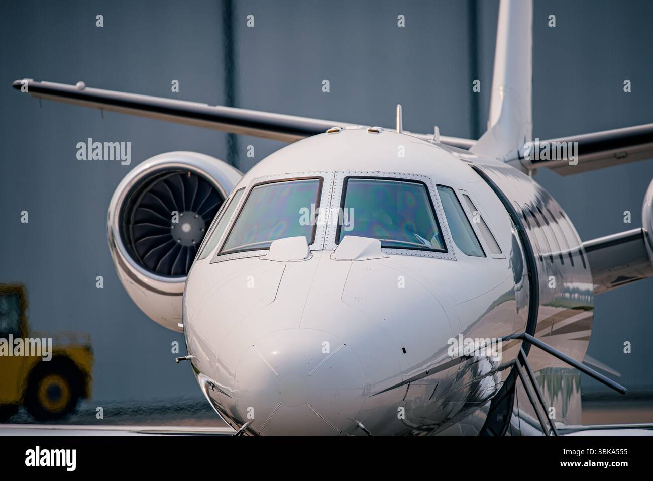📸 Description (moins de 150 caractères) : gros plan avant d'un avion d'affaires bimoteur sur la rampe, montrant le verre du cockpit, l'admission du moteur et la partie O. Banque D'Images
