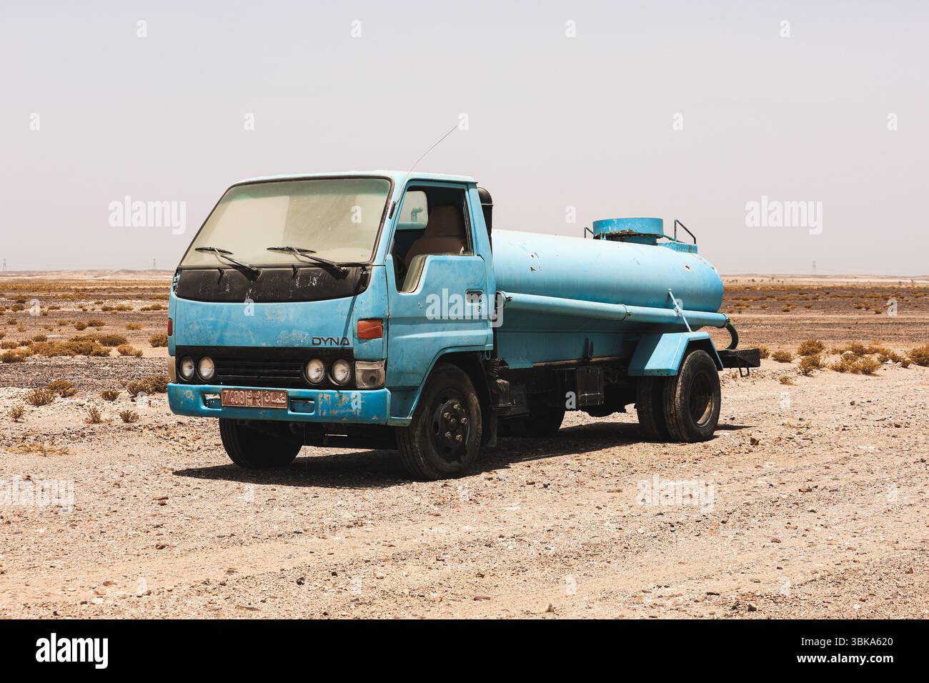 Toyota Dyna trouvé dans le désert d'Oman. Véhicule des années 1970 encore en bon état. Vintage, légende de l'industrie automobile japonaise Banque D'Images
