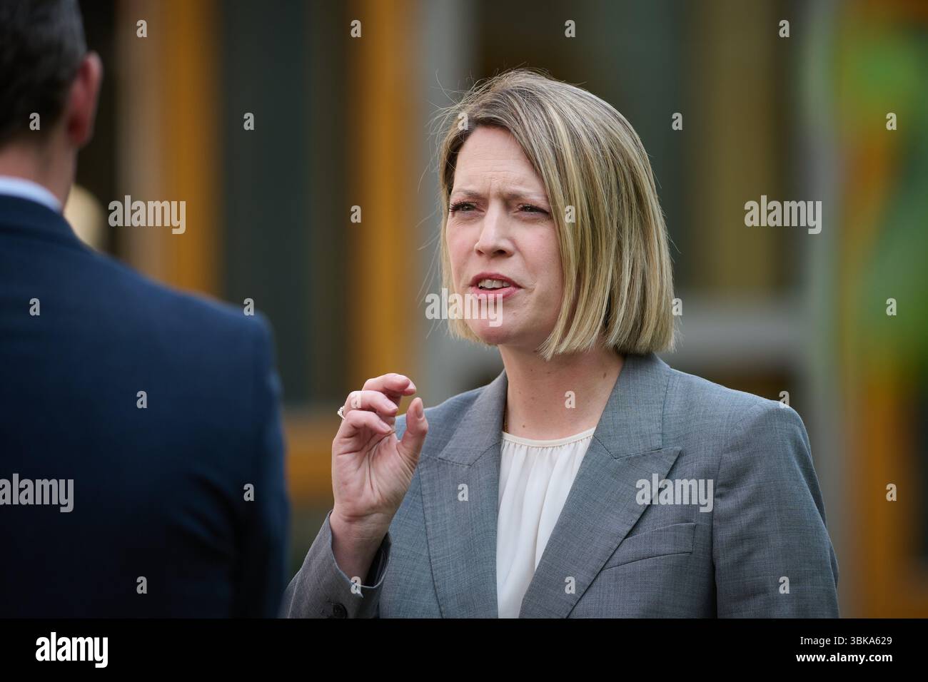 Édimbourg Écosse, Royaume-Uni 19 juin 2025. La secrétaire du Cabinet pour l'éducation et les compétences Jenny Gilruth MSP au Parlement écossais parle avec media.credit sst/Alamy live news Banque D'Images